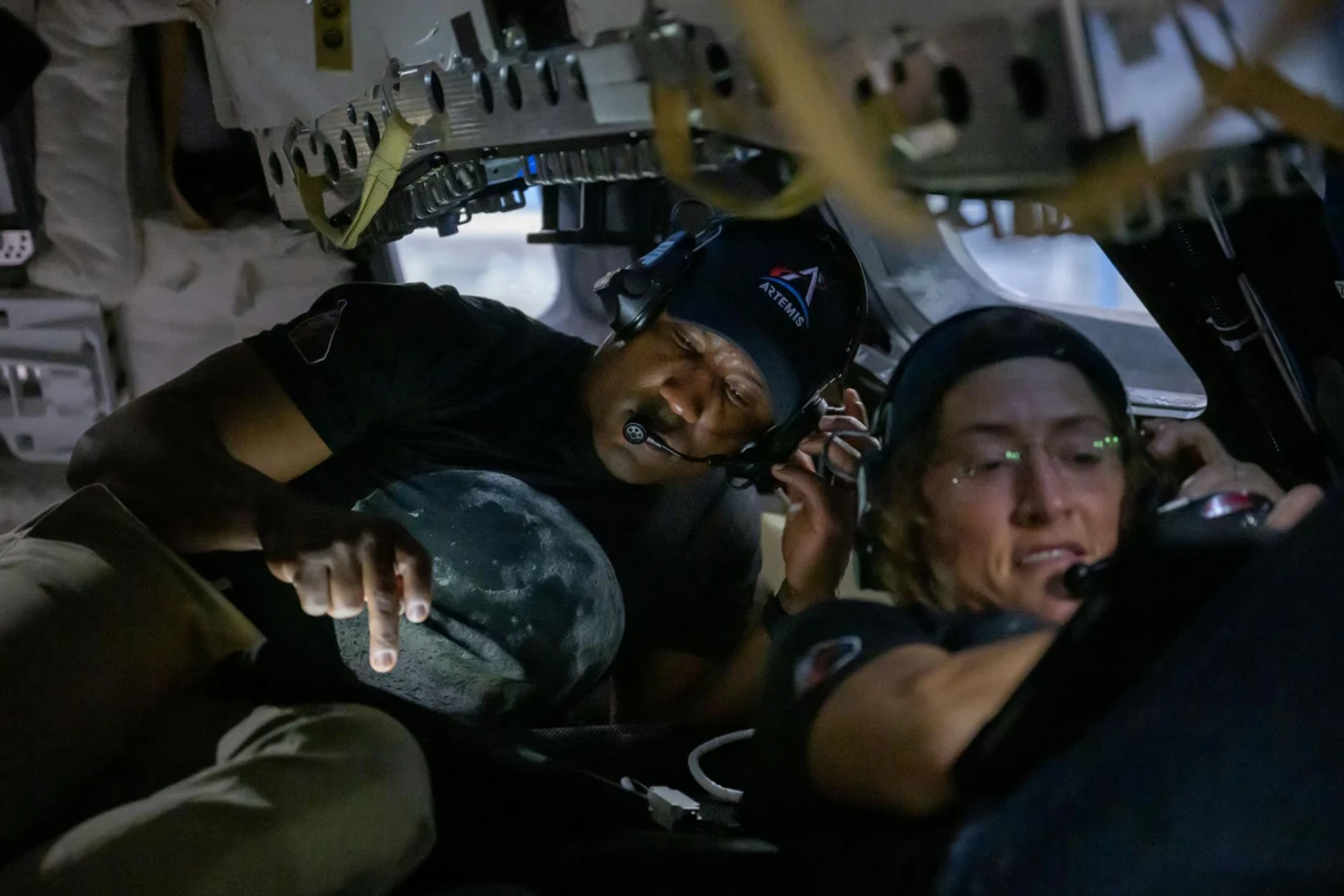 Wiseman je također napomenuo da su prozori Oriona već prljavi jer posada neprestano gleda kroz njih te je zatražio upute kako ih pravilno očistiti.