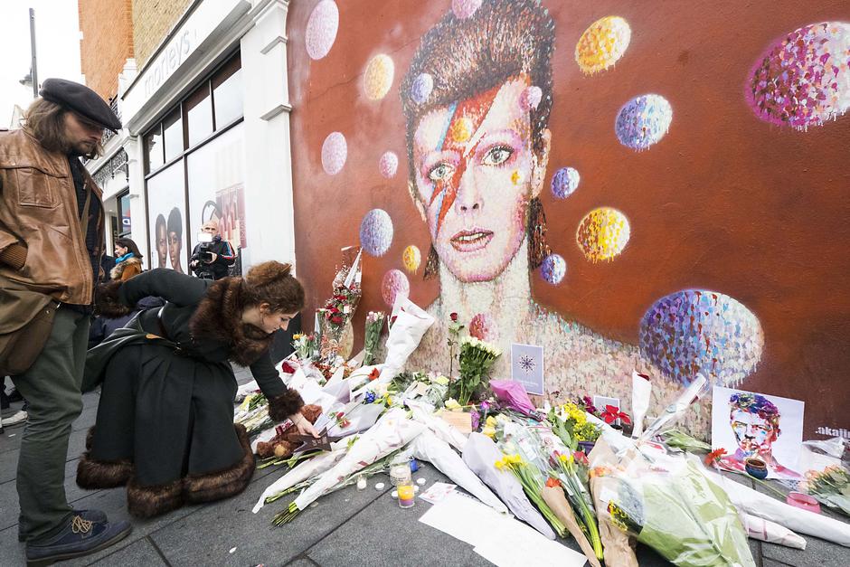 London: Gra?ani pale svije?e i ostavljaju cvije?e