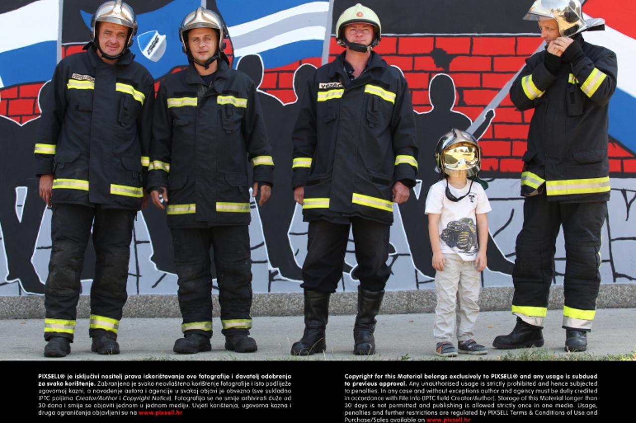 '16.08.2013., Zagreb -  Djelatnici vatrogasne postaje Dubrava, junaci kvarta.  Photo: Zeljko Lukunic/PIXSELL'