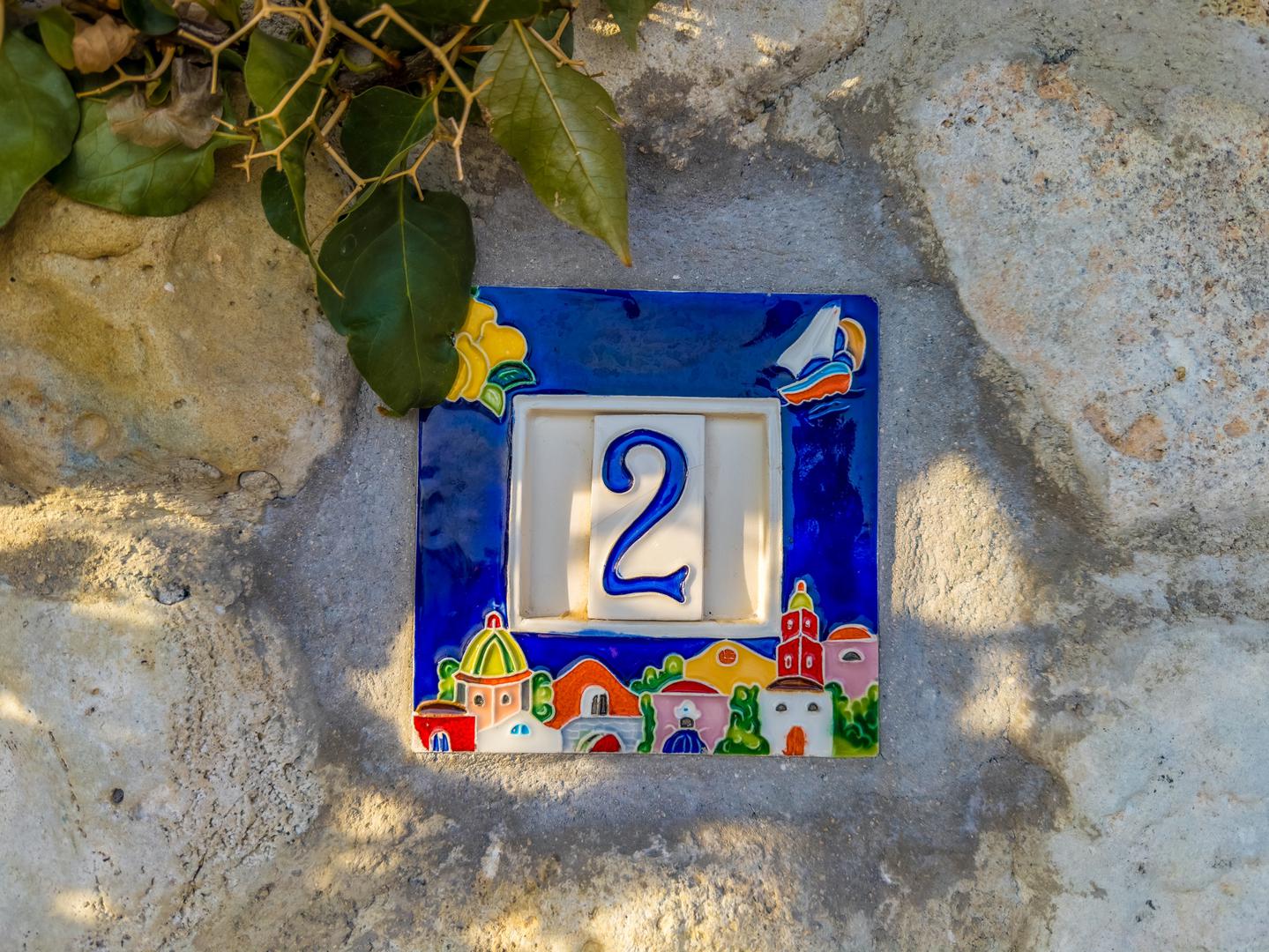 Kućni broj 2 – Utočište ravnoteže: Ovdje energija teče blago i harmonično. Dom broja dva pruža emocionalnu protočnost, mekoću i suptilnu povezanost. Sve odiše razumijevanjem i suživotom. Prostor nije glasan, ali se osjeća – u svakom detalju.