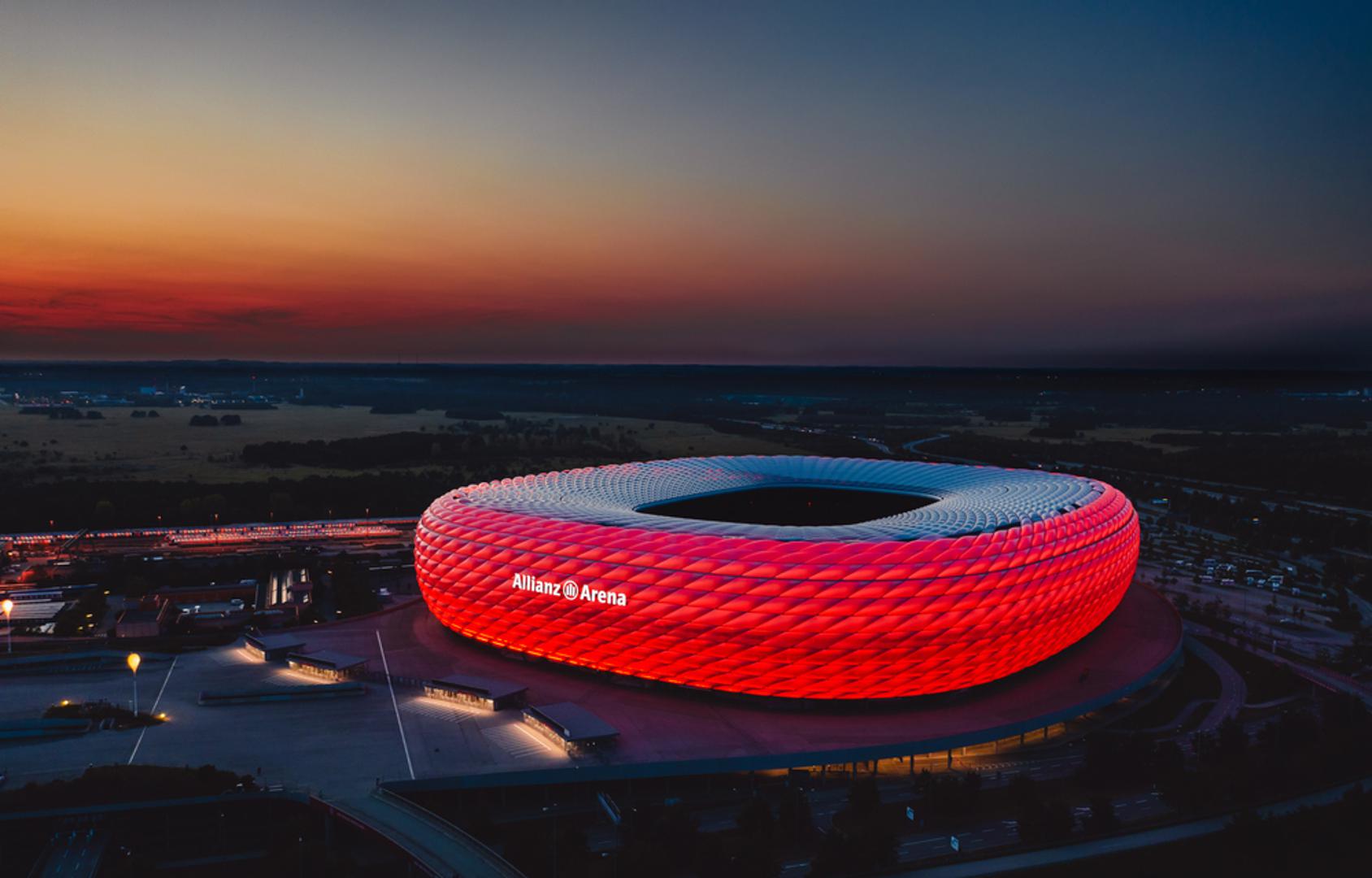 S druge strane La Manchea, jednako ponosno stoji kultna minhenska Allianz Arena koju mnogi navijači od milja nazivaju gumenjakom. Ovo moderno remek-djelo izdvaja se nevjerojatno impresivnom vanjskom fasadom od gotovo tri tisuće dijamantnih panela koji po noći mogu svijetliti u potpuno različitim bojama. Ta inovativna sposobnost transformacije eksterijera čini je nadaleko prepoznatljivom, dok golema unutrašnjost sa strmim tribinama nudi doista vrhunsku akustiku za više od sedamdeset tisuća navijača.