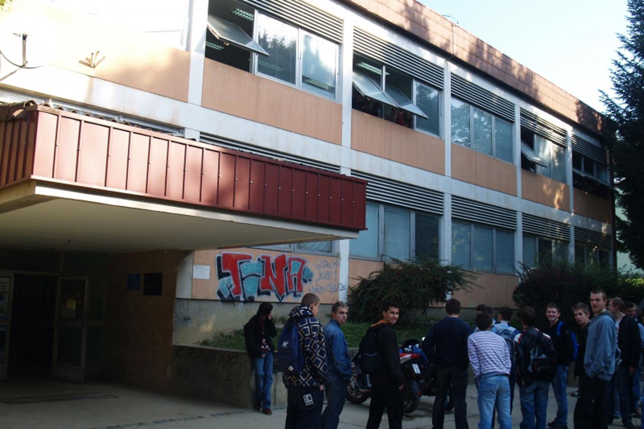 \'Podravina/Bilogora, snimio Sergej Novosel, Krizevci, je li istina da je u Srednjoj skoli Ivan Seljanec ucenik bacio suzavaca a cesto u zgradu unosi i pistolj?\'