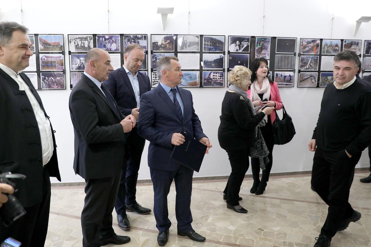 Zagreb: U Saboru otvorena izložba "Da se ne zaboravi Vukovar!"