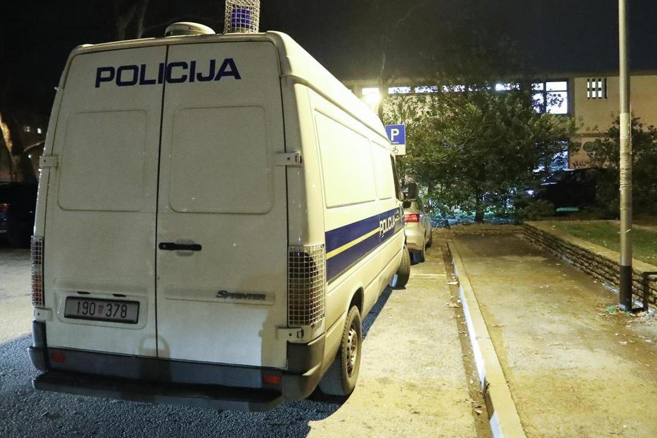 Zagreb: Policijska potjera za vozilom završila ispred Osnovne škole Trnsko