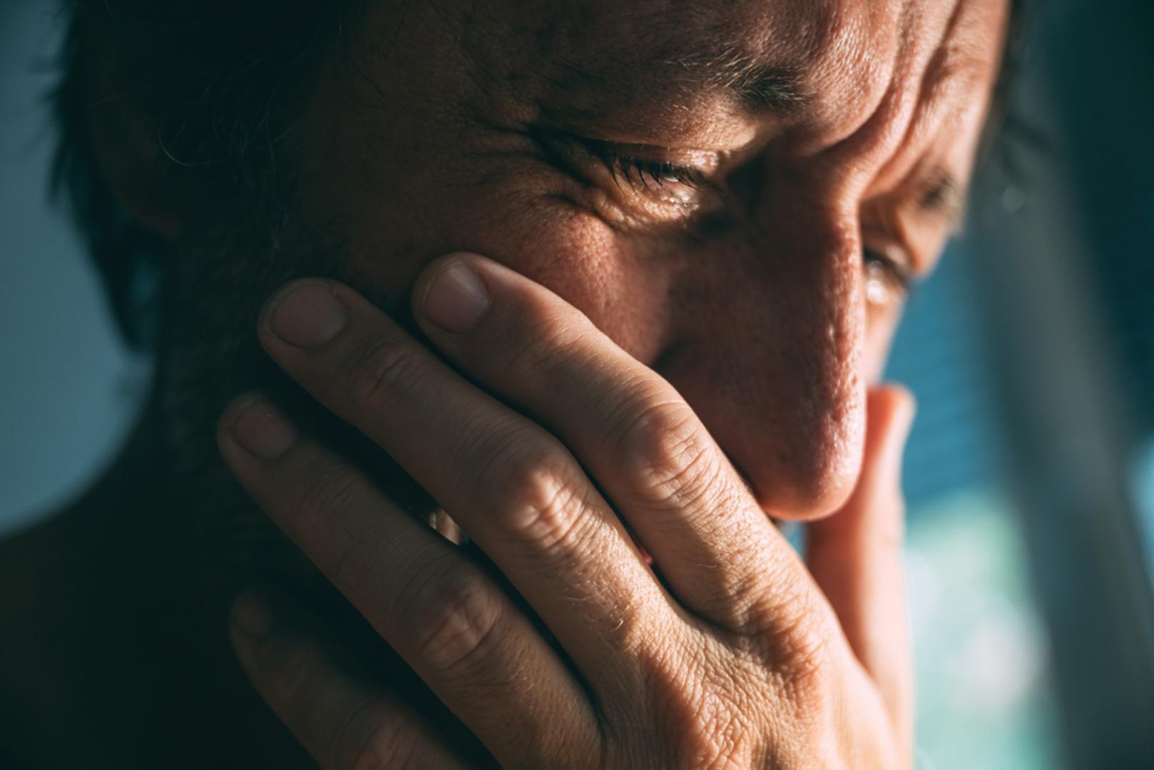 Emocionalna nestabilnost: Djeca koja su često bila izložena vikanju teže kontroliraju svoje emocije. U odrasloj dobi to se može očitovati kroz česte emocionalne ispade – bilo da je riječ o ljutnji, plaču ili emocionalnoj otupjelosti. Strah od izražavanja osjećaja dovodi do unutarnje zbrke i usamljenosti.