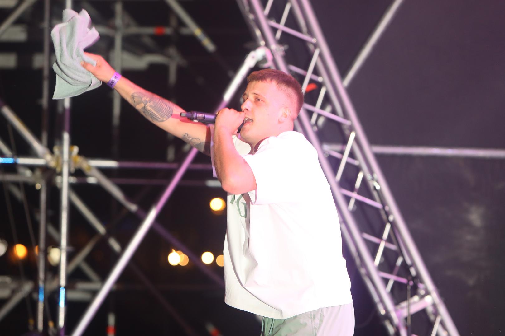 U djetinjstvu je, kako je ranije govorio bio okružen rock glazbom, a u njegovoj se obitelji slušalo doslovce sve osim žanra kojim se on danas bavi - hip-hopa i rapa.