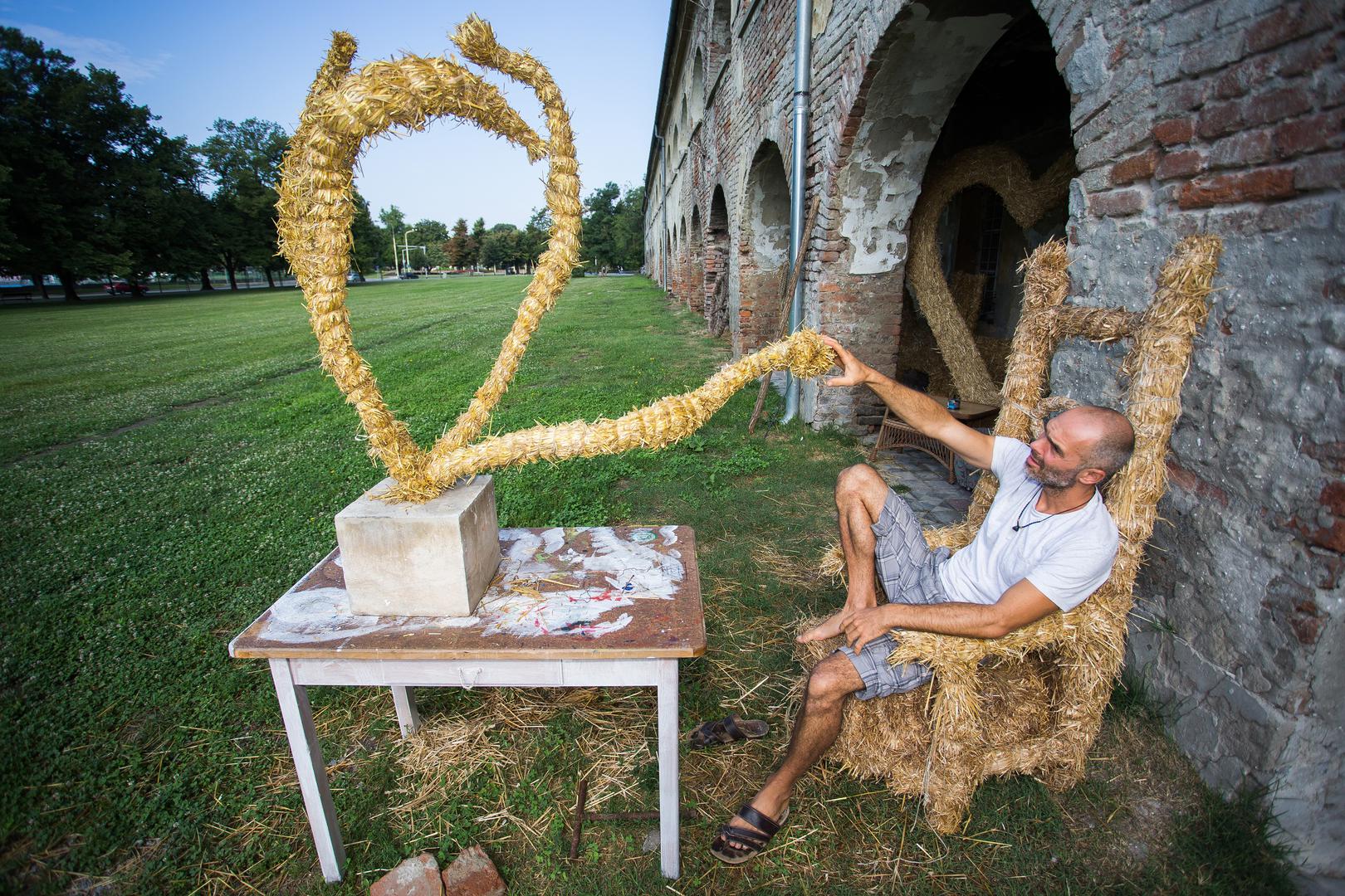 Umjetnici će se po 13.put okupiti kako bi u nekoliko dana od tisuća bala slame izradili različite skulpture.