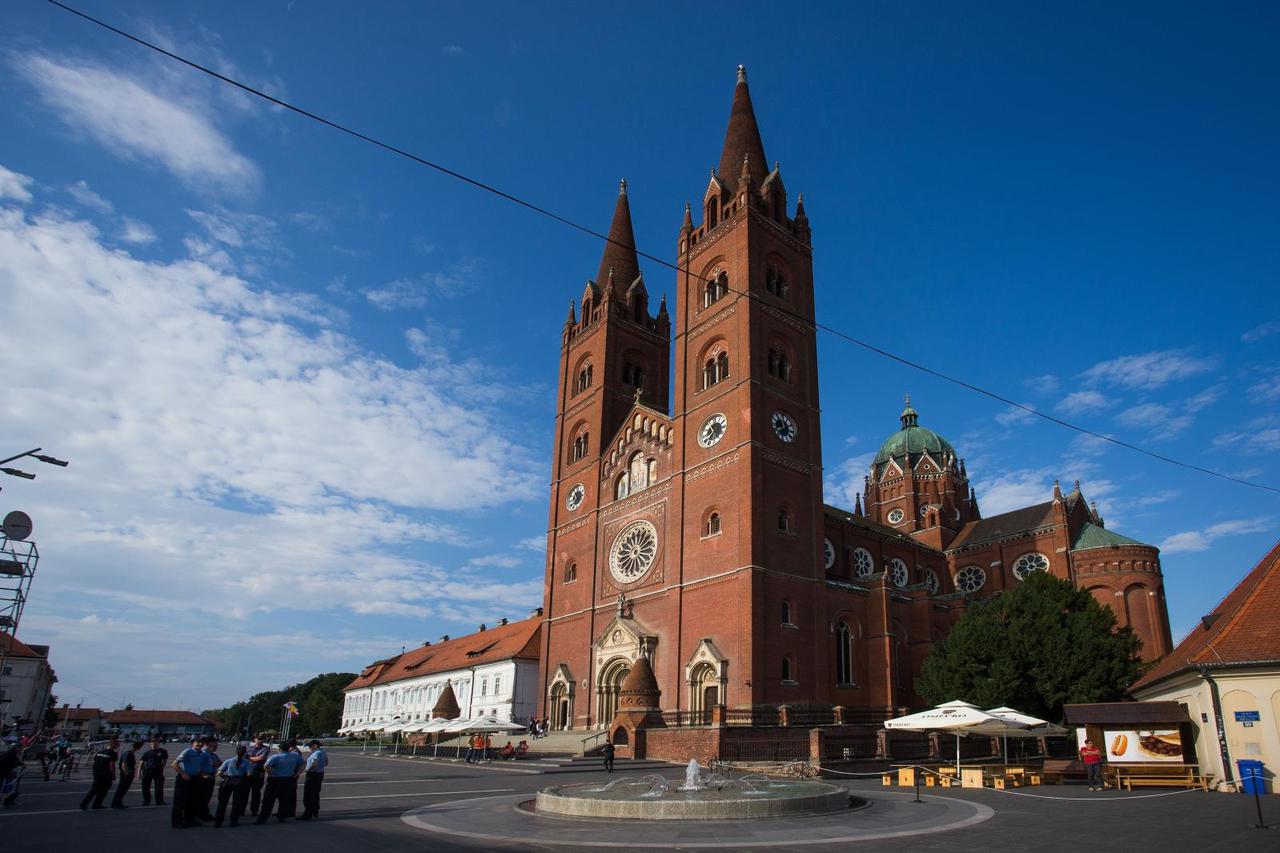 Svečana povorka sudionika 52. Đakovačkih vezova