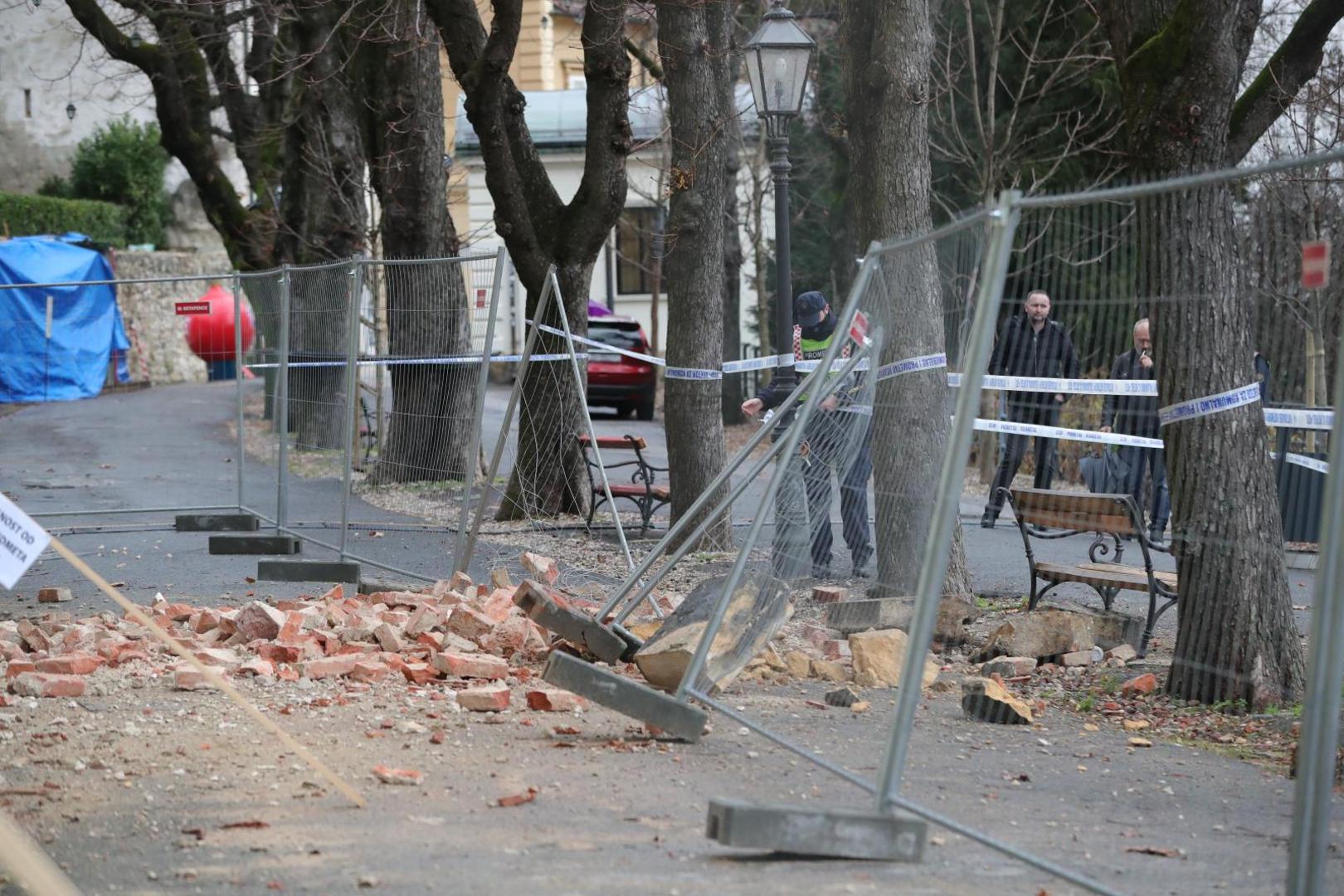 Građani, koji su nakon potresa u strahu izašli na ulice, polako se vraćaju u stanove i kuće, no ima i onih koji i dalje stoje na ulici.  Svima se na licima iščitava strah i zabrinutost.