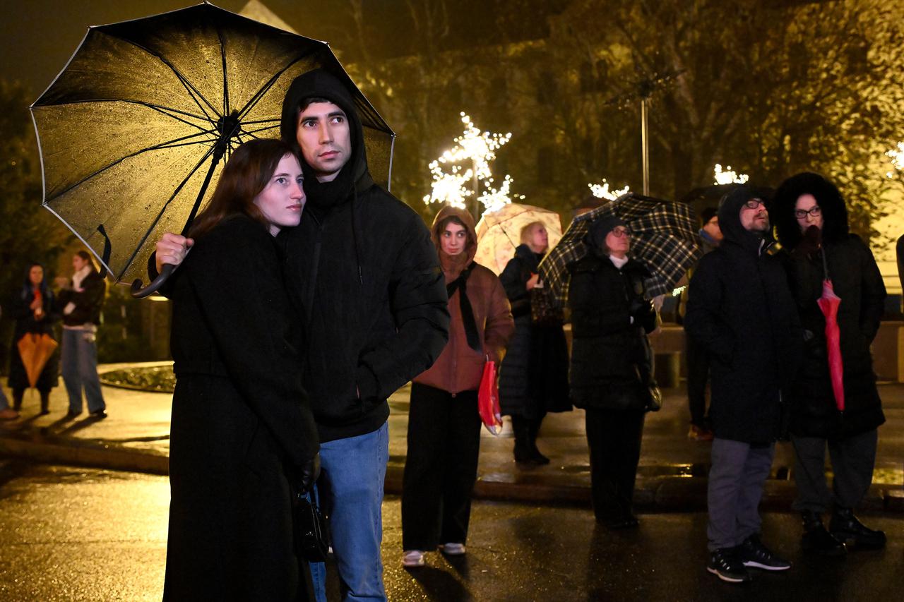 Zagreb: Gledanje prijenosa predstave Orašar ispred HNK 