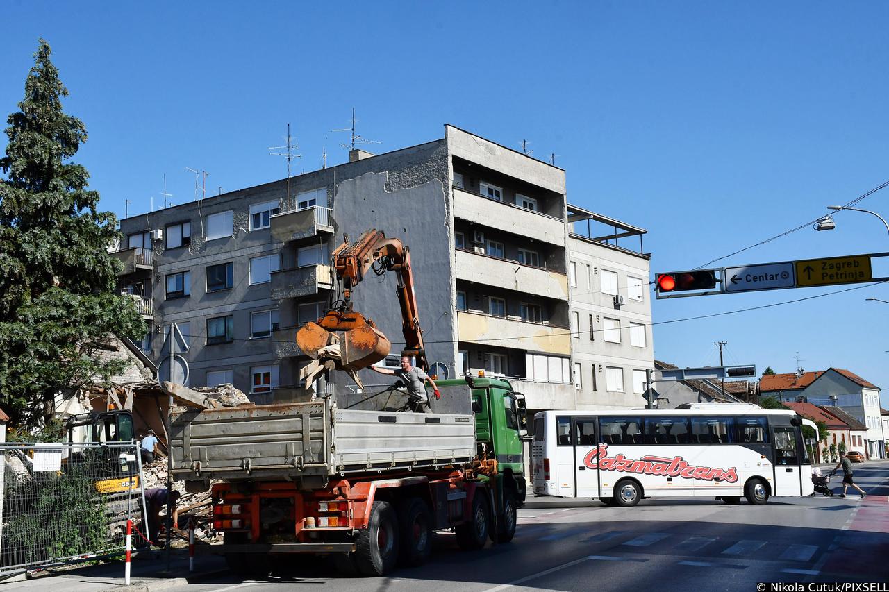 Sisak: U Ulici Matije Gupca ruši se kuća oštećena u potresu 2020. godine