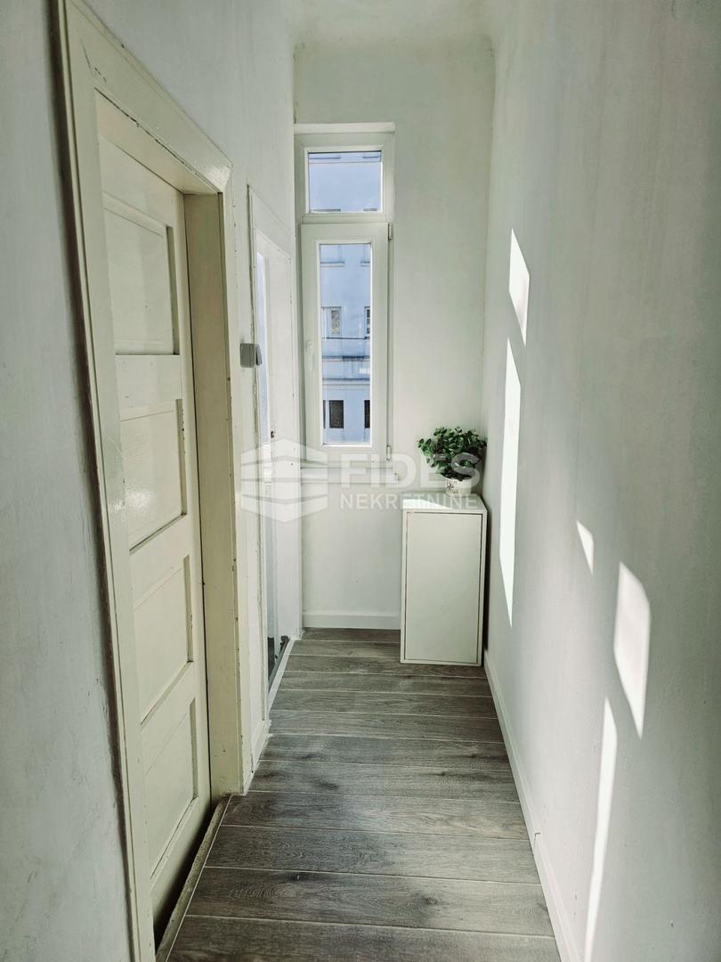 Stan je u funkciji poslovnog prostora s odvojenim sanitarnim čvorom