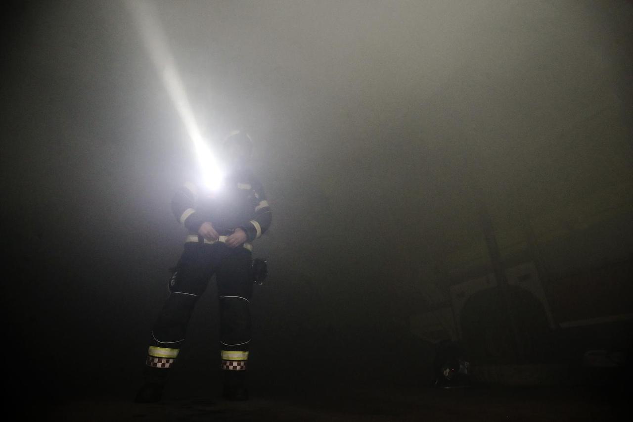 Priprema vatrogasaca za primopredaju specijalnog navalnog vatrogasnog vozila Javnoj vatrogasnoj postrojbi Grada Zagreba