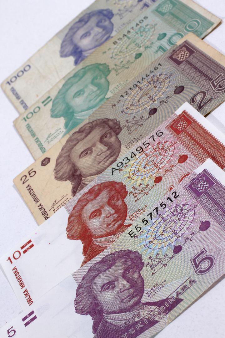 Prvi dinari s novčanicama od 1, 5, 10, 25, 100, 500 i 1000 dinara tiskani su 8. listopada 1991. godine.