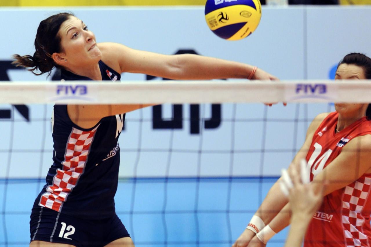 'Senna Usic Jogunica of Croatia (L) recieves the ball beside her teammate Mirela Bares (R) during their final Pool C preliminary round match against Kazakhstan at the FIVB 2010 Women\'s Volleyball Wor
