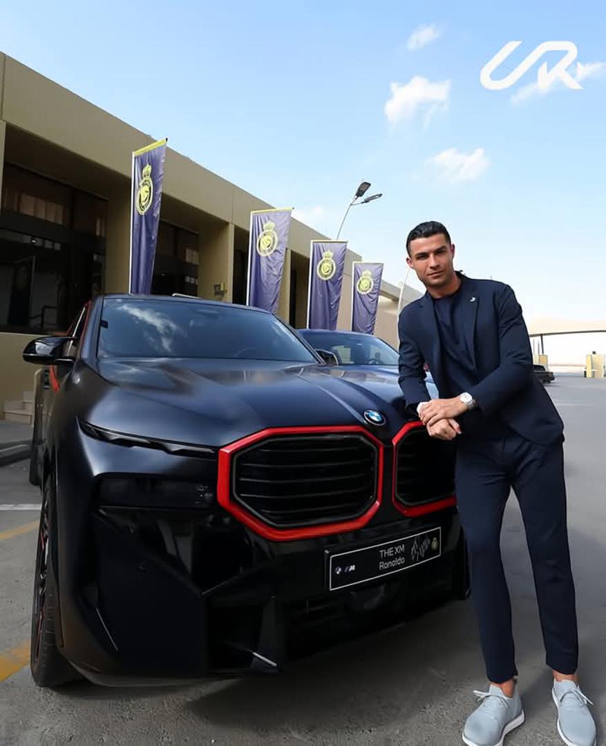 Cristiano Ronaldo postao je vlasnik novog BMW-ovog hibrida XM s motorom od 653 konjske snage, čija je cijena oko 180 tisuća eura. Novi sponzorski automobil dobio je nakon potpisa ugovora BMW-a s njegovim klubom Al Nassr.
