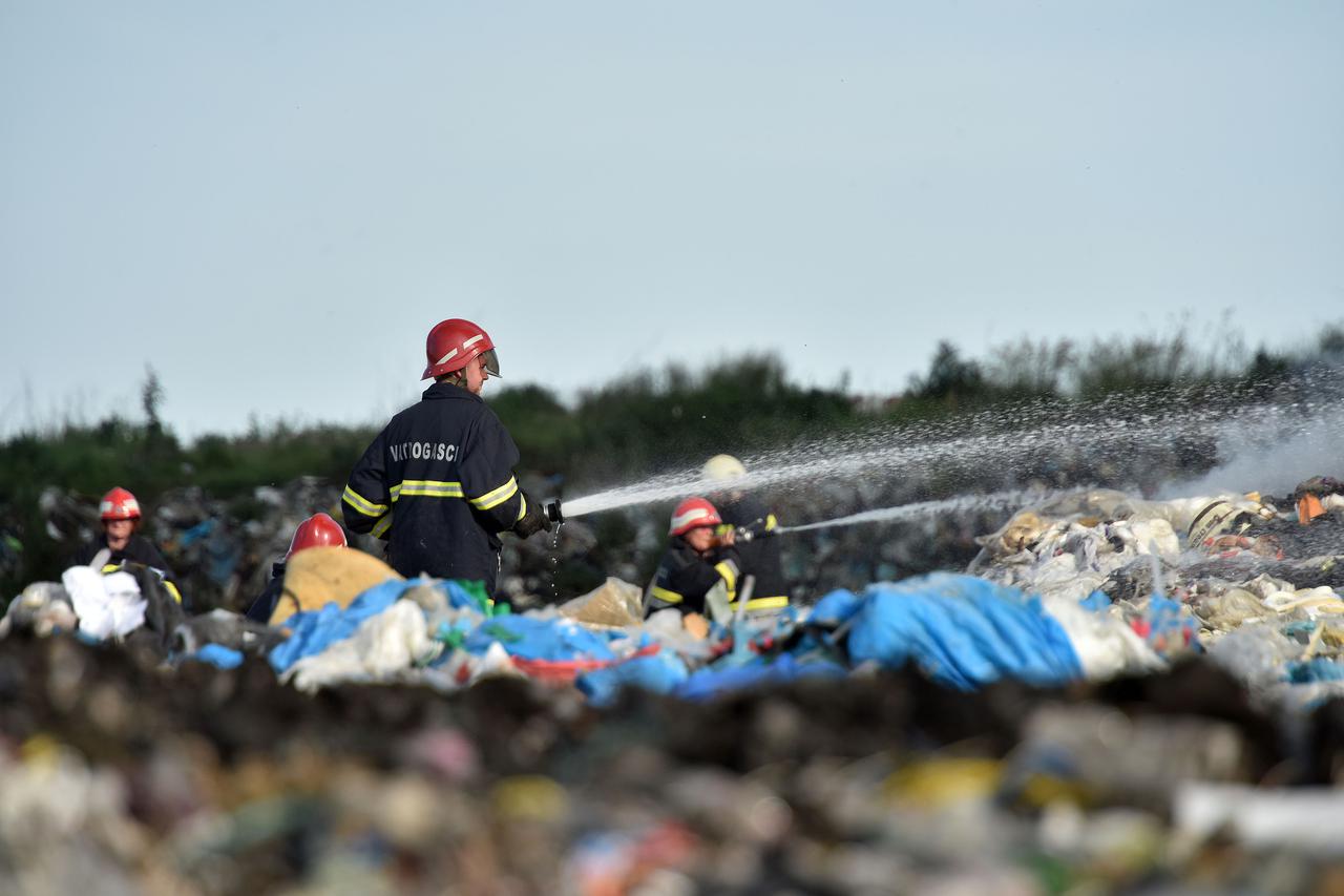 Buknuo požar na deponiju komunalnog otpada u Totovcu