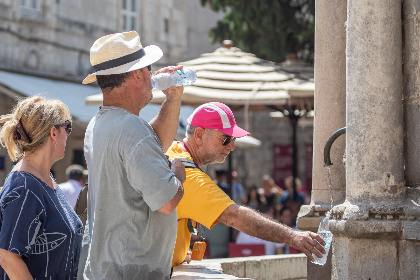 18.08.2023.,Stara gradska jezgra, Dubrovnik - Visoke temperature na jugu! Voda na fontanama i mjesta u hladu najtrazenija u gradu. Photo: Grgo Jelavic/PIXSELL