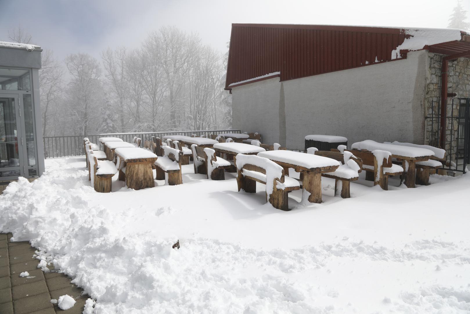 Kako je i najavljeno, u noći na nedjelju stigla je nagla promjena vremena. 
