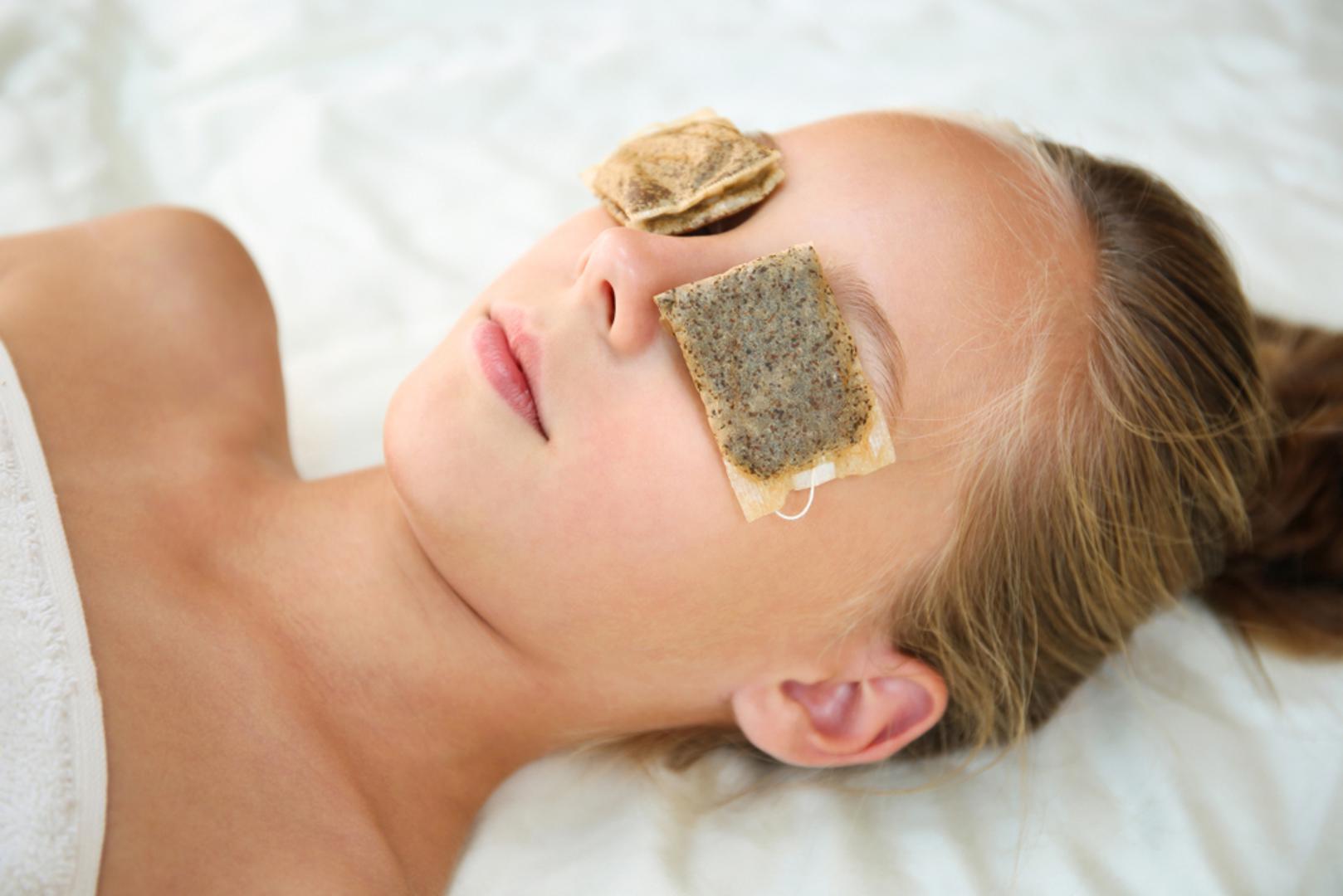 Brzi oblog za umorne oči: Vrećice ohladite u hladnjaku ili ih kratko mlako ugrijte, ovisno što vam više odgovara. Položite ih na zatvorene kapke 5 do 10 minuta kada vas 'peku' oči od suhog zraka i ekrana. Koristite samo čiste vrećice i uvijek ih bacite nakon jedne upotrebe.