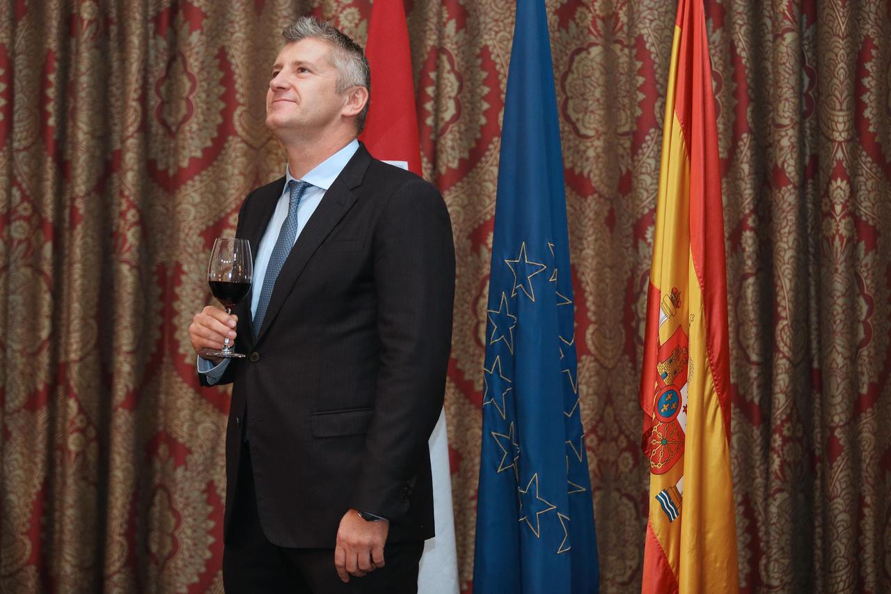 15.10.2014., Zagreb - U sklopu proslave Spanjolskog nacionalnog dana u hotelu Esplanade predsjednik Hrvatskog nogometnog saveza Davor Suker primio je priznanje za zasluge u promicanju i ucvrscivanju prijateljskih odnosa izmedju hrvatskog i spanjolskog nar