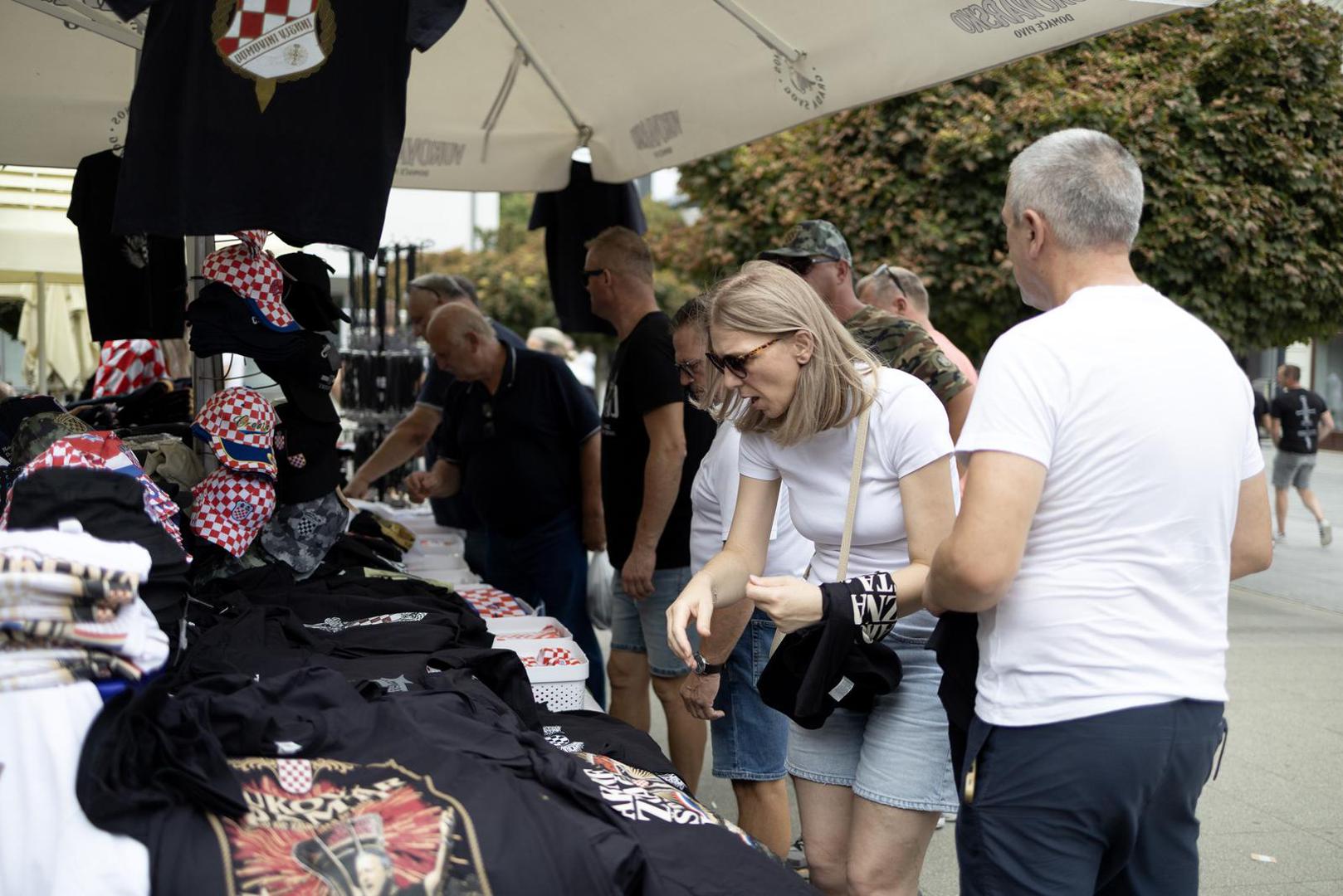 Grad Vukovar je za sudionike koncerta osigurao parkirališni prostor za osobna vozila i autobuse u ulici Dvanaest redarstvenika, napomenula je Policijska uprava vukovarsko-srijemska. 


