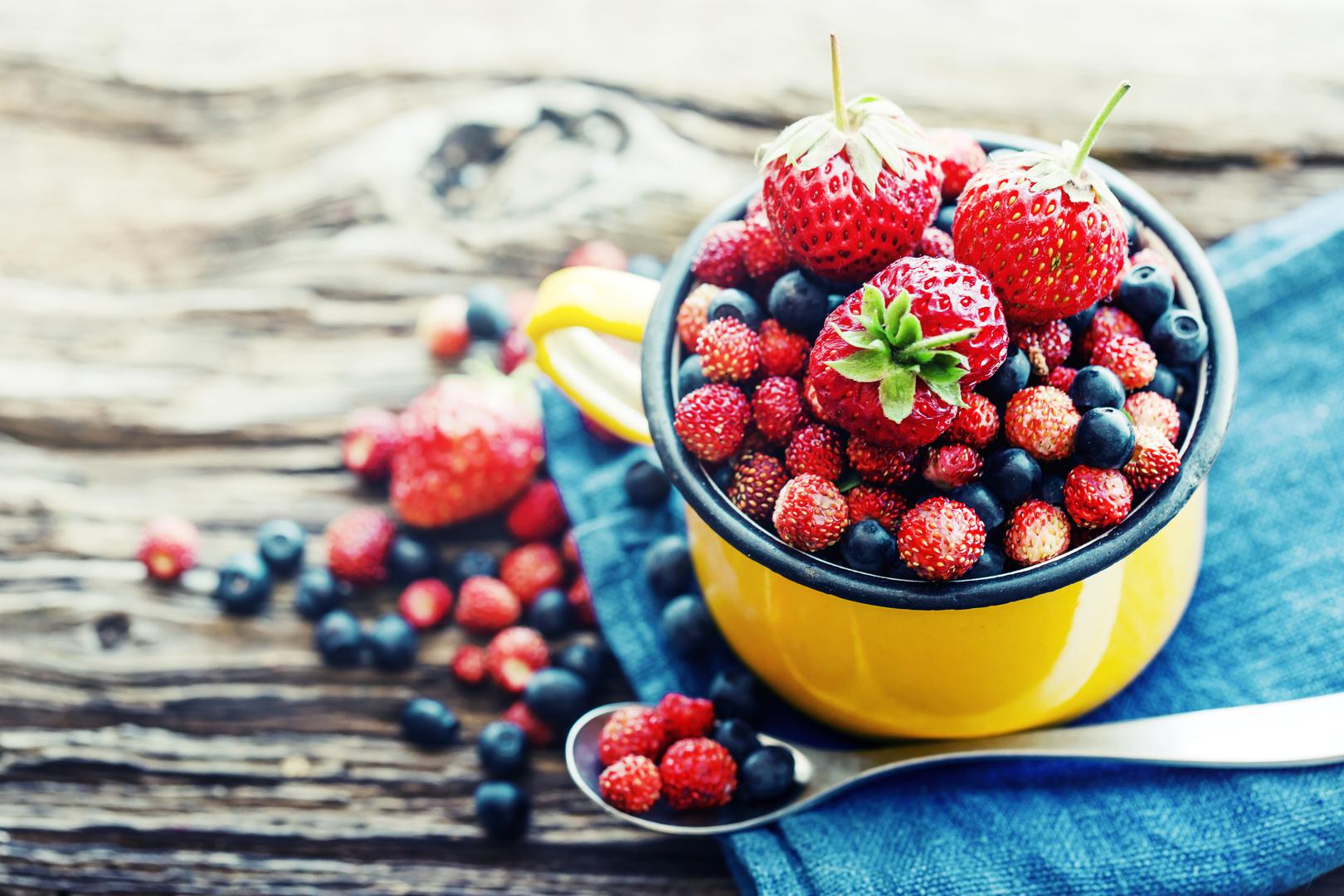 Bobičasto voće: Bobičasto voće, još jedna superhrana bogata hranjivim tvarima, također vam može pomoći da izravnate trbuh. 'Bobičasto voće je prirodni slatkiš, savršeno za grickanje, kao preljev za desert ili umiješano u smoothieje', kaže Monrose, 'Njihov sadržaj vlakana pomaže u sitosti i zdravlju probave, dok njihovi antioksidansi mogu pomoći u smanjenju upale, koja je često povezana s debljanjem i nadutošću'.
