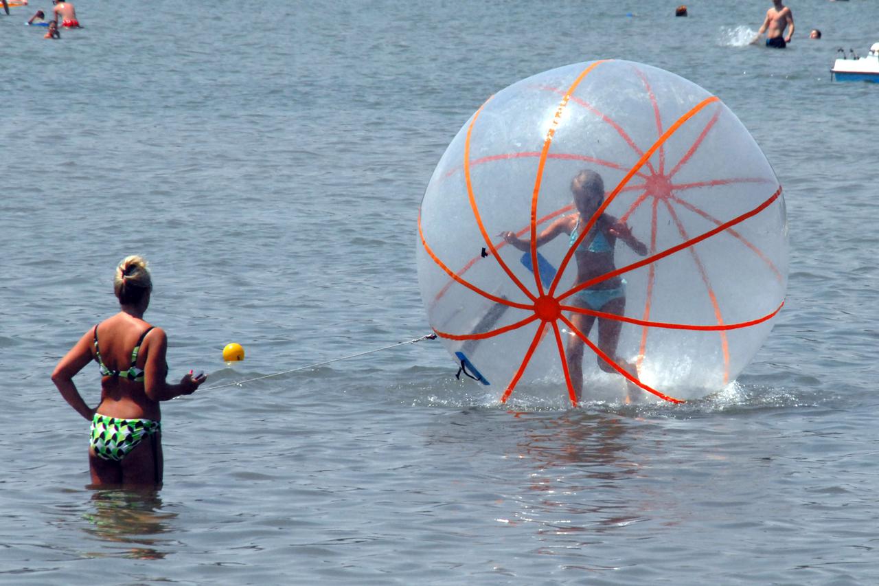 07.07.2011., Medulin - Medulinska rivjera prepuna je kupaca koji se pokusavaju osvjeziti u moru.  Photo: Dusko Marusic/PIXSELL