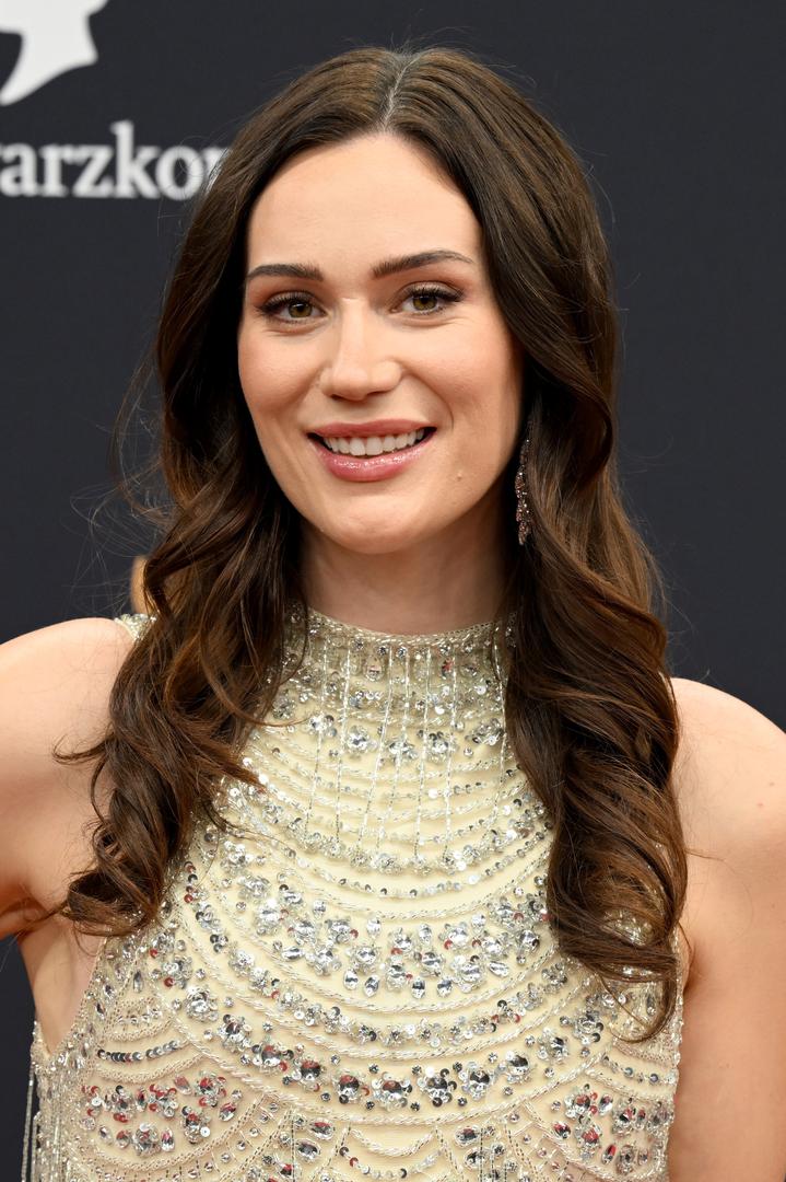 Ova manekenka, autorica i ekonomistica gradi impresivnu karijeru. Nakon što je diplomirala i magistrirala poslovni menadžment i ekonomiju, trenutno radi na doktoratu u New Yorku, gdje i živi. Njezina manekenska karijera uključuje pojavljivanja u prestižnim časopisima poput turskog izdanja Voguea, a kao autorica pisala je za Teen Vogue. U jednom od svojih članaka hrabro je progovorila o vlastitim iskustvima sa seksualnim uznemiravanjem, opisujući kako ju je šef neprimjereno dodirivao dok je radila kao pripravnica.