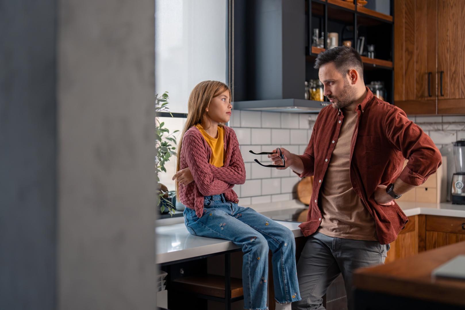 Većina milenijalaca u Hrvatskoj će se složiti kako je njihov odgoj po mnogočemu nalikovao na reality show, ali bez nagrade. Odrastali su uz malo kućnog odgoja, malo improvizacije i puno legendarnih roditeljskih rečenica, poput one 'nemoj me tjerat' da…'. Odrastalo se između videoteke i prvih mobitela na tipke, u vrijeme kada je internet 'škripao', a kućni budžet se rastezao kao žvaka ispod školske klupe. 