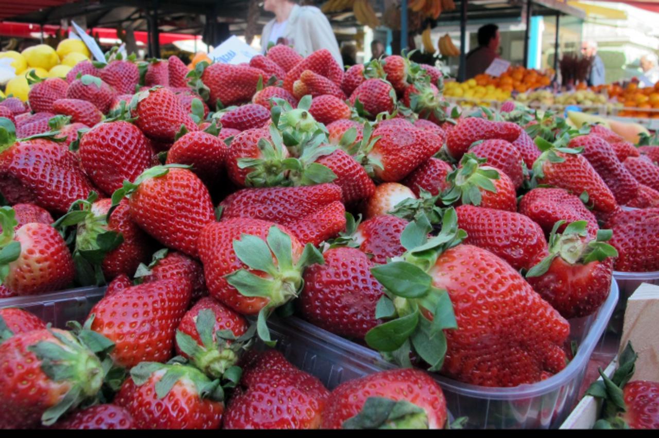 '23.03.2012. Rijeka - Na rijeckoj trznici nudi se mnogo mladog luka po 5 kuna za svezanj i jagoda po 30 kuna za kg, a trznica je prepuna kupaca. Photo: Goran Kovacic/PIXSELL'