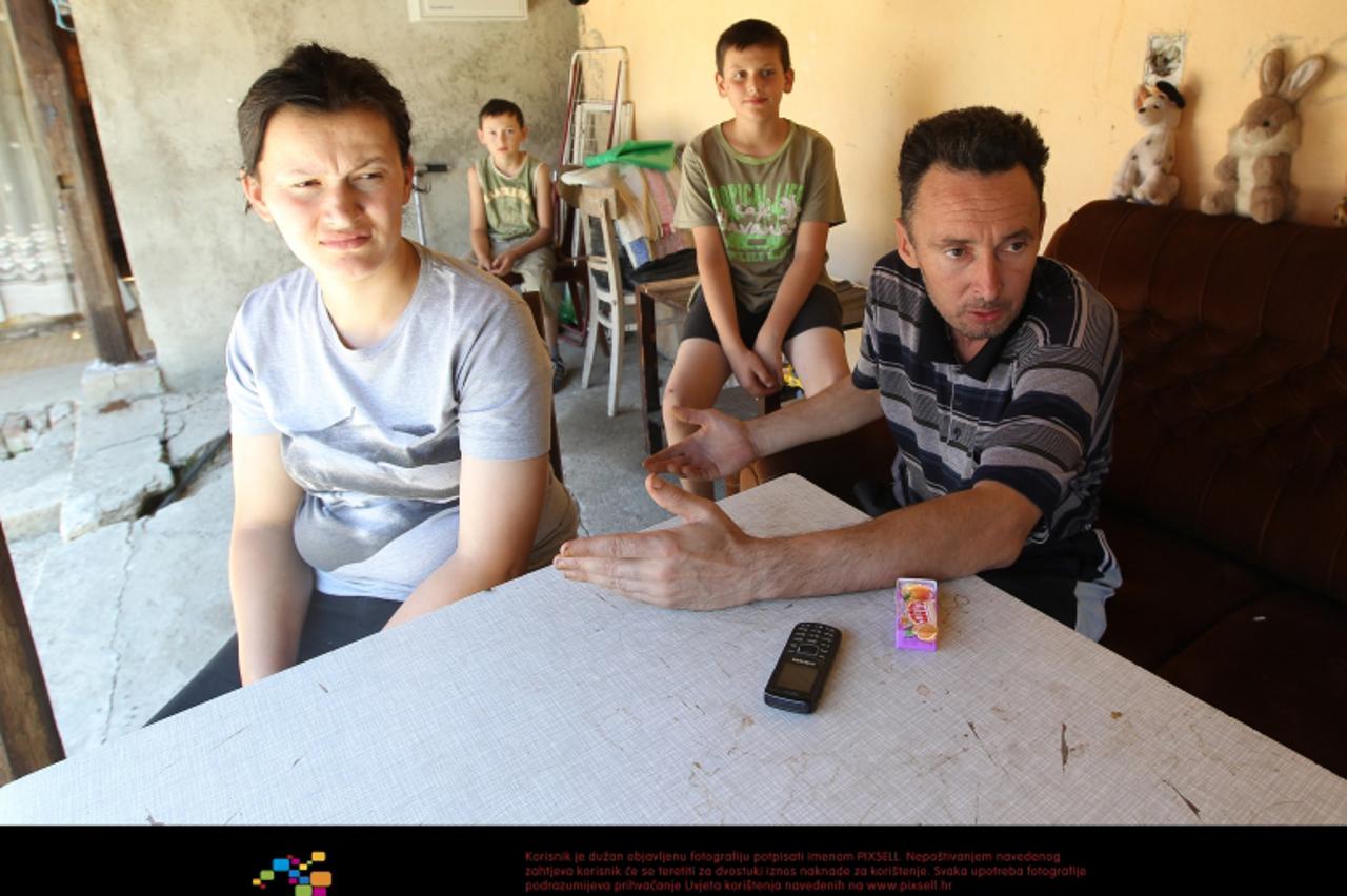 '18.07.2012., Vrbovec - Obitelj Jakovljevic, otac Ivan, majka Marina i djeca Tomislav, Blazenko i Danijel koji zive od socijalne pomoci u selu Zabnica kraj Vrbovca i nemaju novaca za put do Zagreba gd