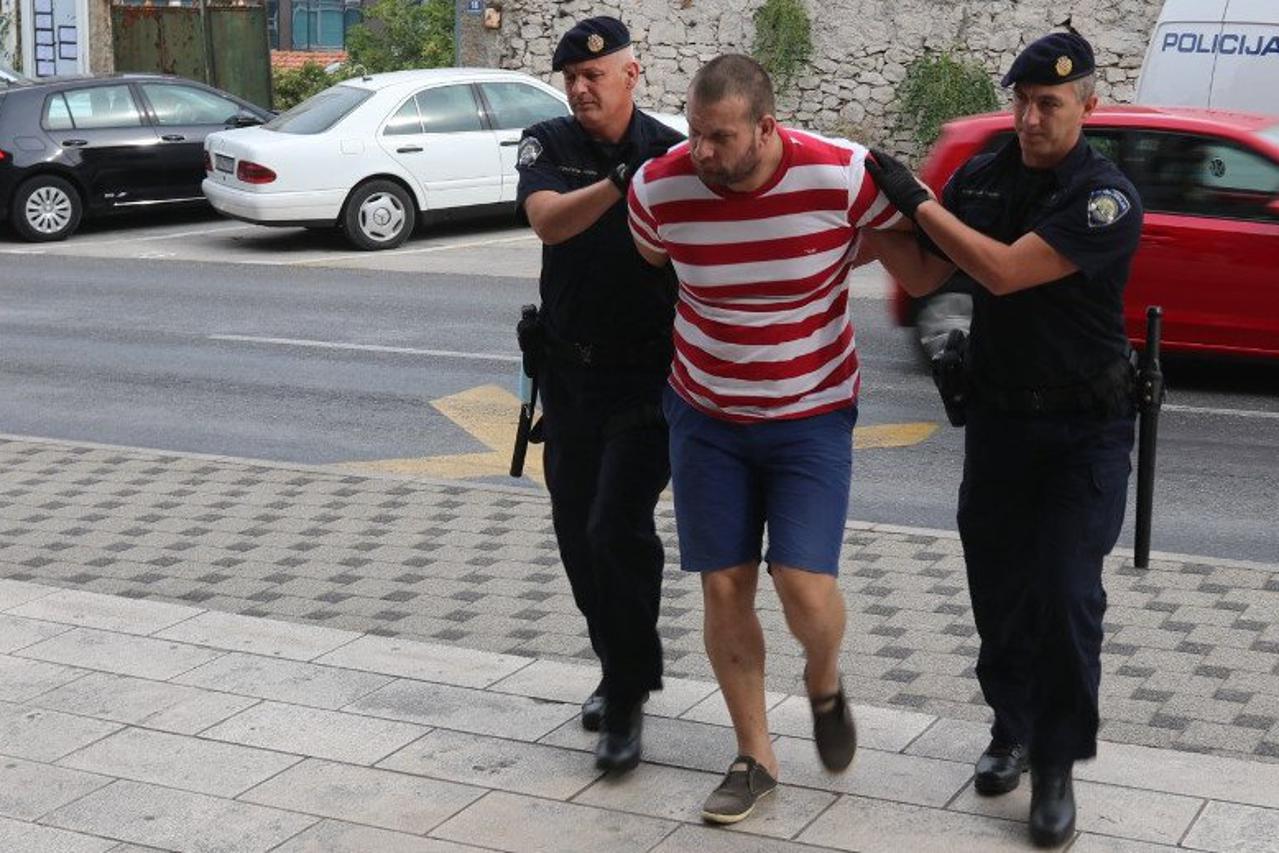 Privođenje osumnjičenih za ubojstvo u Rogotinu