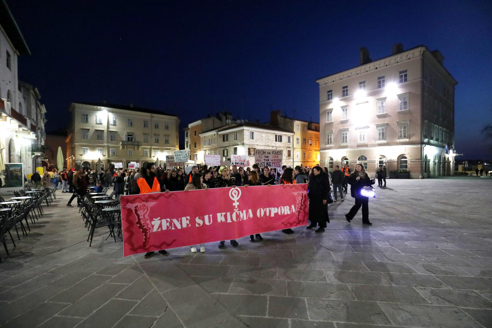 U Puli su na maršu naglasili da je 8. mart dan borbe za radnička i socijalna prava, a ne samo simbolično darivanje cvijeća. 