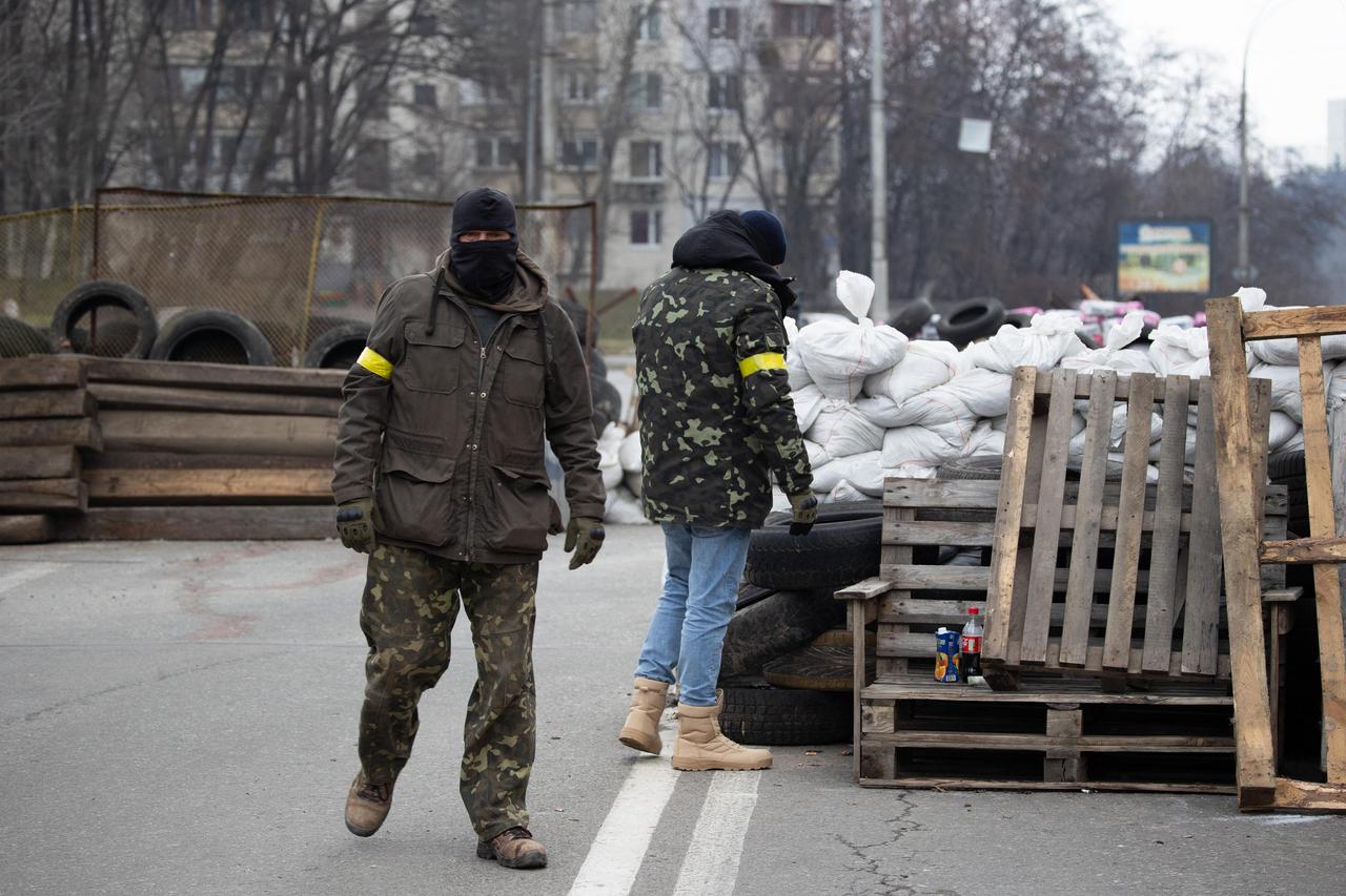 Volonteri kontroliraju automobile koji prolaze prema Kijevu