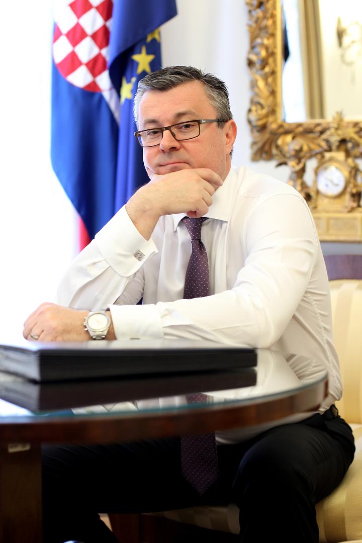 Na kraju sjednice zahvalio je članovima Vlade na radu i zalaganju. "Bila mi je čast i hvala svima", rekao je.