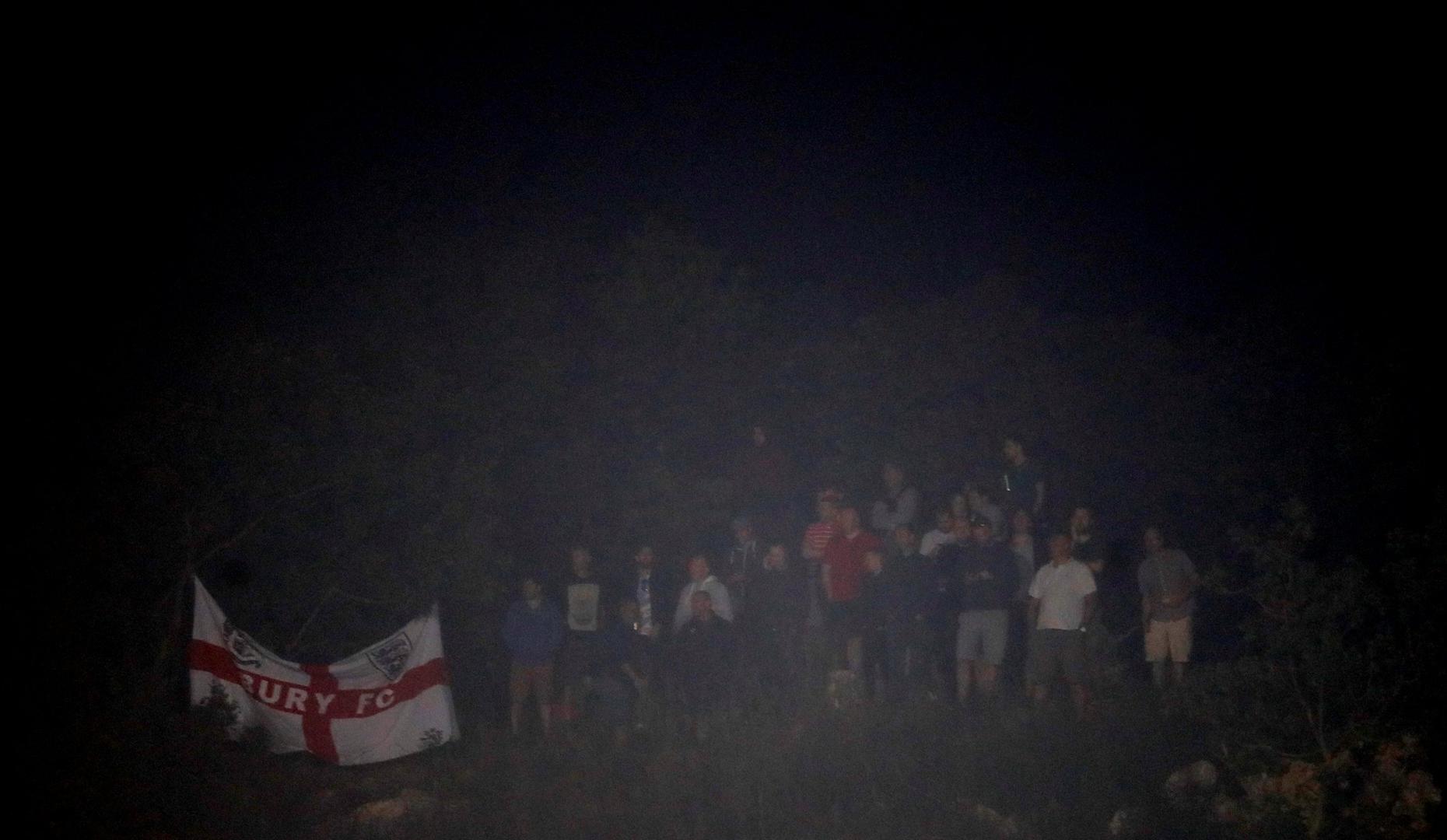 No, engleski navijači koji su stigli u Rijeku su se snašli te su utakmicu gledali s obližnjeg brda s kojeg se pružao dobar pogled na teren.

