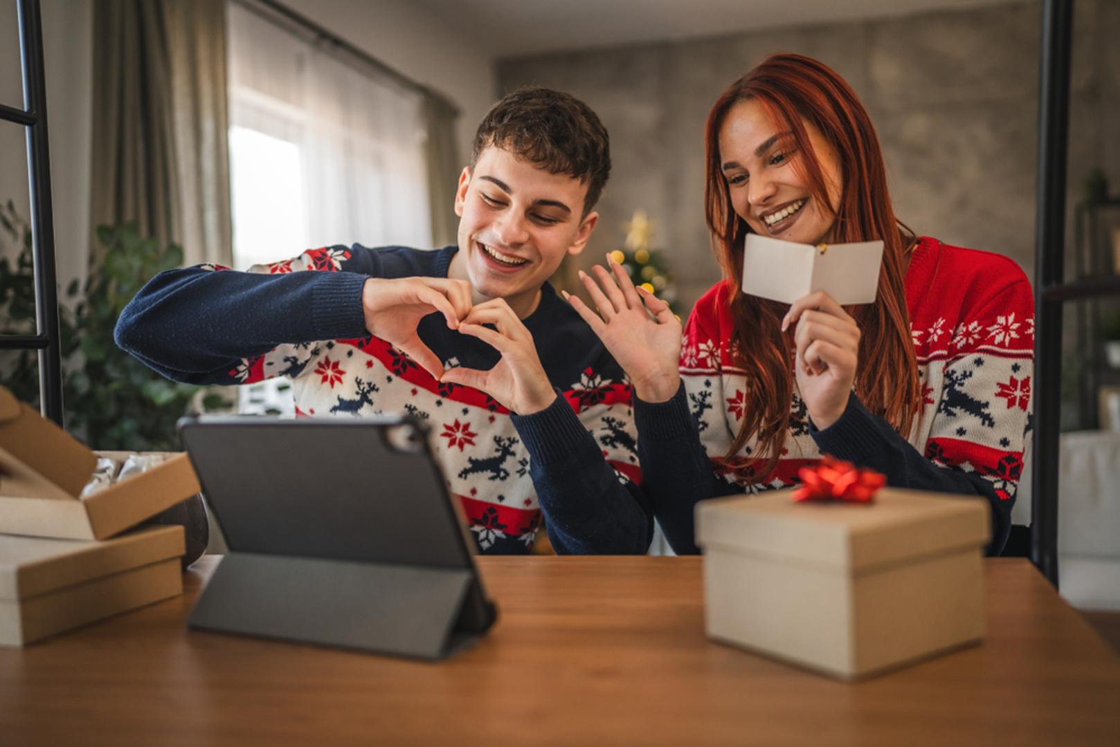 Ovan – adrenalinski doživljaj: Ovnovi obožavaju akciju pa je savršen poklon za njih vaučer za adrenalinsku avanturu, kao što je karting, penjanje, zip-line ili escape room. Važno im je da osjete nalet adrenalina i da imaju što prepričavati ekipi. Ubacite i personaliziranu bocu vode ili sportsku majicu i postali ste njihov junak godine.