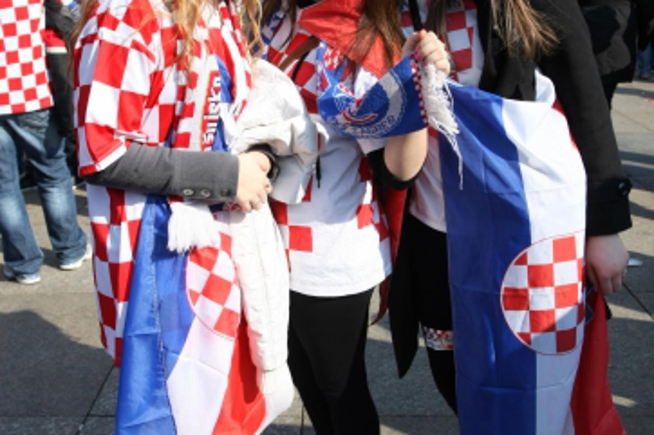 '22.03.2013., Zagreb - Lijepe navijacice pristizu na Trg bana Jelacica kako bi dale svoj doprinos u bodrenju hrvatske nogometne reprezentacije.  Photo: Petar Glebov/PIXSELL'