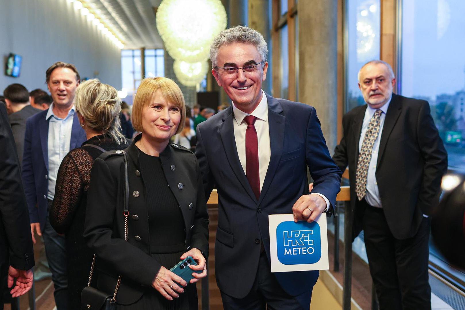 Tu su i legendarni meteorolog Zoran Vakula, jedno od najprepoznatljivijih televizijskih lica Hrvatske radiotelevizije, te novinarka i producentica Daniela Drastata.