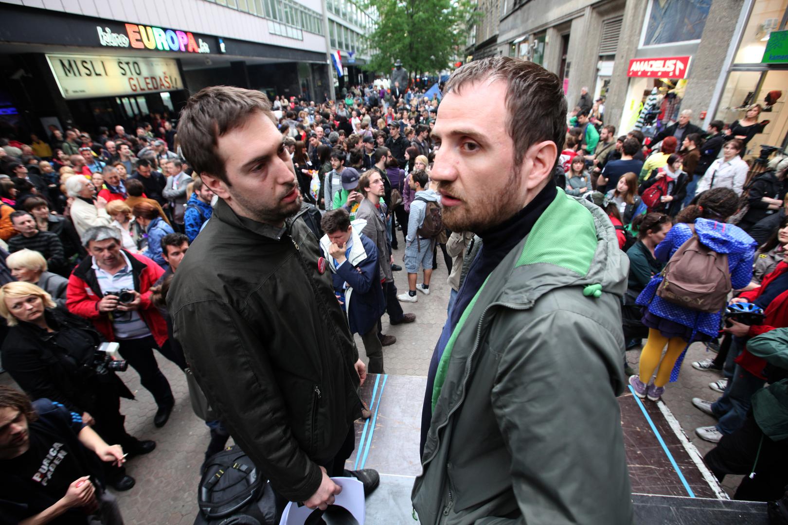 Osim toga, među slikama koje smo pronašli, imamo i nekoliko fotografija iz prosvjeda iz 2010. godine, kada je Tomašević već bio prepoznatljiv kao lider u borbi za zaštitu okoliša.