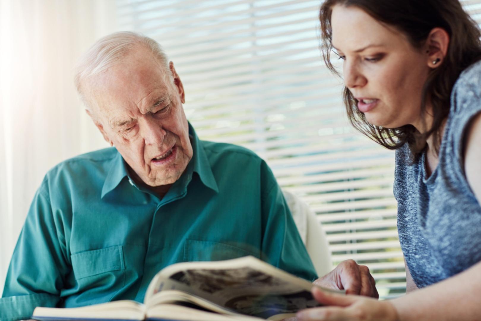 Smanjena ili loša prosudba: Kod oboljelih se mogu pojaviti promjene u prosuđivanju i donošenju određenih odluka, primjerice lošije odluke vezane uz novac ili manja briga o njegovanju i osobnoj higijeni.
