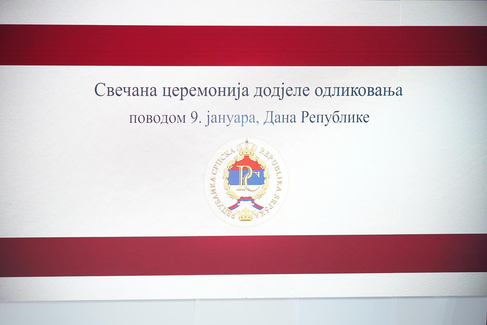 08.01.2022., Kulturni centar Banski dvor-koncertna dvorana, Banja Luka (BiH) – Program povodom proslave Dana Republike Srpske, 9. sijecnja, dodjela odlikovanja zaslužnim institucijama i pojedincima. Predsjednik RS Milorad Dodik, izmedju ostalih, odlikovao i Vladimira Putina, predsjednika Ruske federacije, i majku i brata nedavno preminulog nogometasa Srbije Sinise Mihajlovica.Photo: Dejan Rakita/Pixsell Photo: Dejan Rakita/PIXSELL