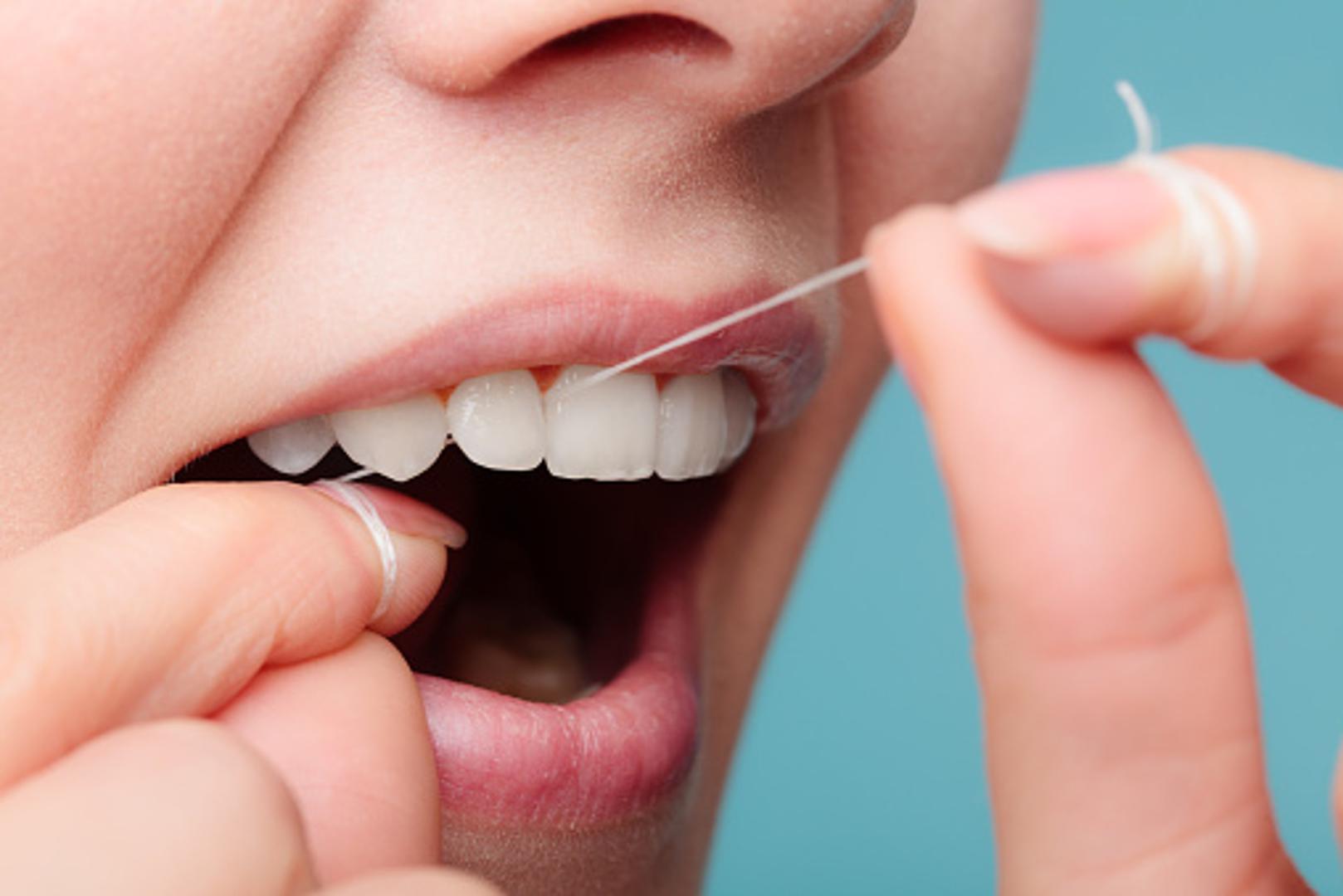 Ne koristite zubni konac? Trebali biste to uvrstiti u svakodnevnu naviku jer na taj način smanjujete broj bakterija u ustima, a upala zubnog mesa može uzrokovati zdravstvene probleme koji mogu skratiti život. 
