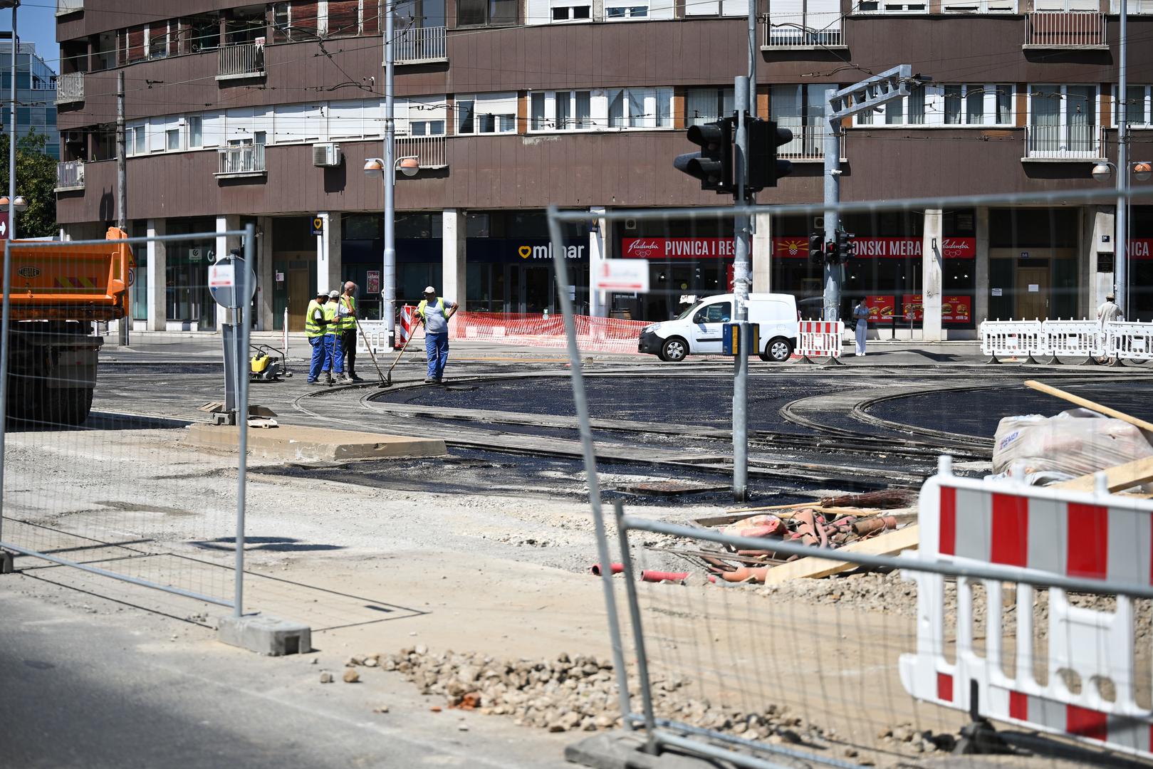 Zbog zahvata je na raskrižju uvedena posebna regulacija prometa, a tramvaji od 4. srpnja ne prometuju Ulicom grada Vukovara između Savske ceste i Avenije Marina Držića. Izmijenjene su trase linija 3 i 5, dok linija 13 privremeno ne prometuje.


