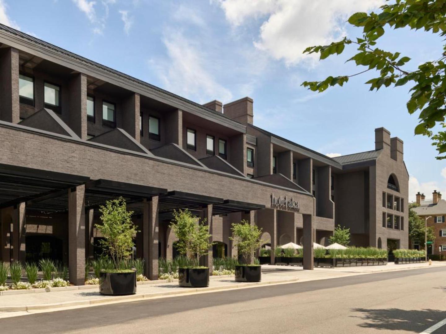 Hotel AKA otvoren je u travnju 2023. godine te je uz izvrsne recenzije gostiju višestruko nagrađivan za moderan dizajn priznatog talijanskog arhitekta Piera Lissonija. Smješten u blizini rijeke Potomac, hotel nudi 180 moderno uređenih soba u srcu starog grada, u mirnom okruženju i s odličnim sadržajima za momčad - od fitness centra do prostorija za obroke, sastanke i boravak. Zračna luka Ronald Reagan nalazi se na samo šest minuta vožnje od hotela.