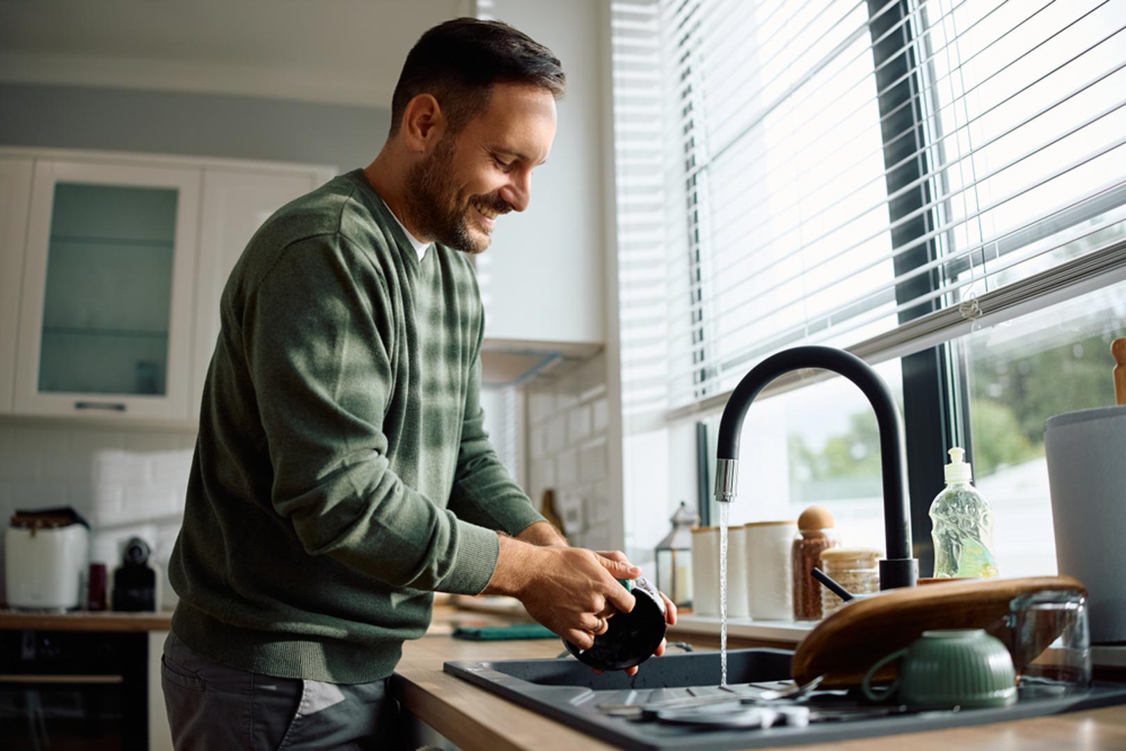 Mala anonimna usluga: Učinite nešto praktično za nekoga: operite suđe, iznesite smeće, pospremite zajednički prostor ili riješite sitnicu koja se stalno odgađa. Ključ je da to ne ide uz podsjetnik 'ja sam to napravio/la', nego da to obavite tiho. Takvi potezi vraćaju osjećaj zajedništva i smanjuju kućne tenzije.