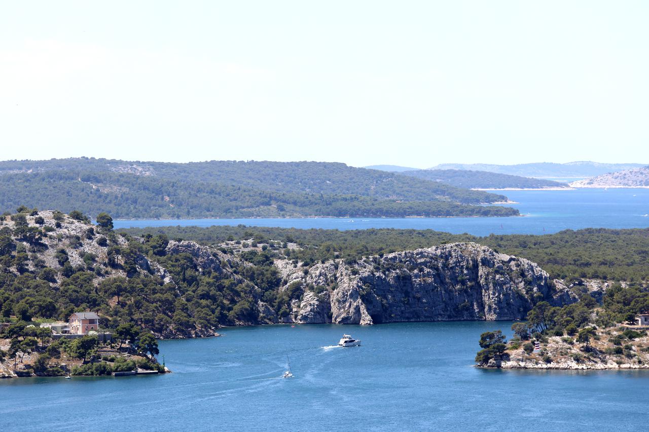 Gužva u kanalu Sv. Ante koji vodi prema Skradinu i NP Krka