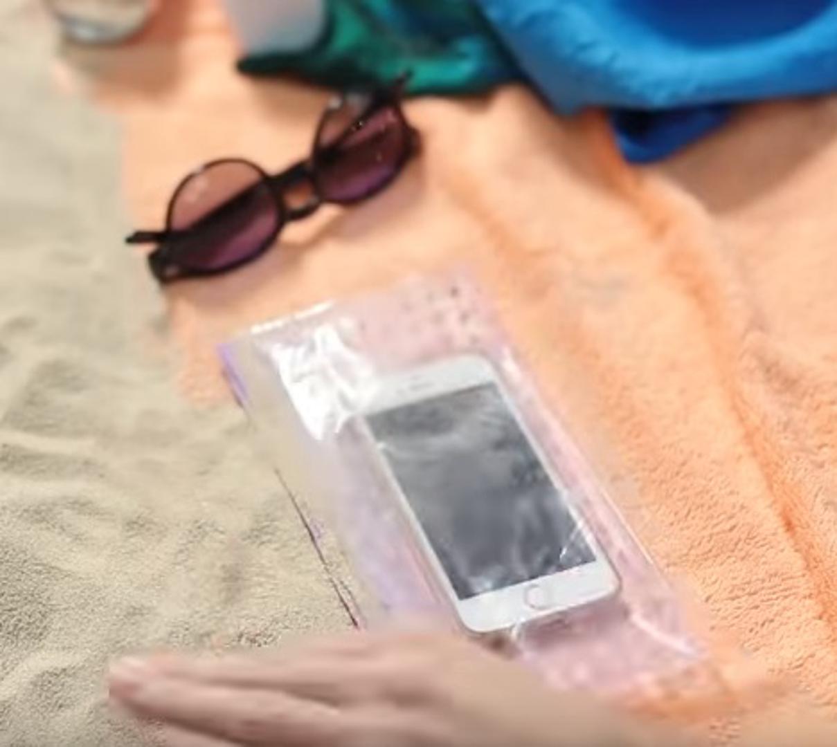 Sačuvajte mobitel - Iako je ljeto iza nas, ovo nam itekako još može koristiti u raznim situacijama. Mobitel stavite u vrećicu i zatvorite je. Kroz vrećicu možete tipkati na ekranu svog uređaja, a zaštiti ste ga od vlage, prljavštine i sl...