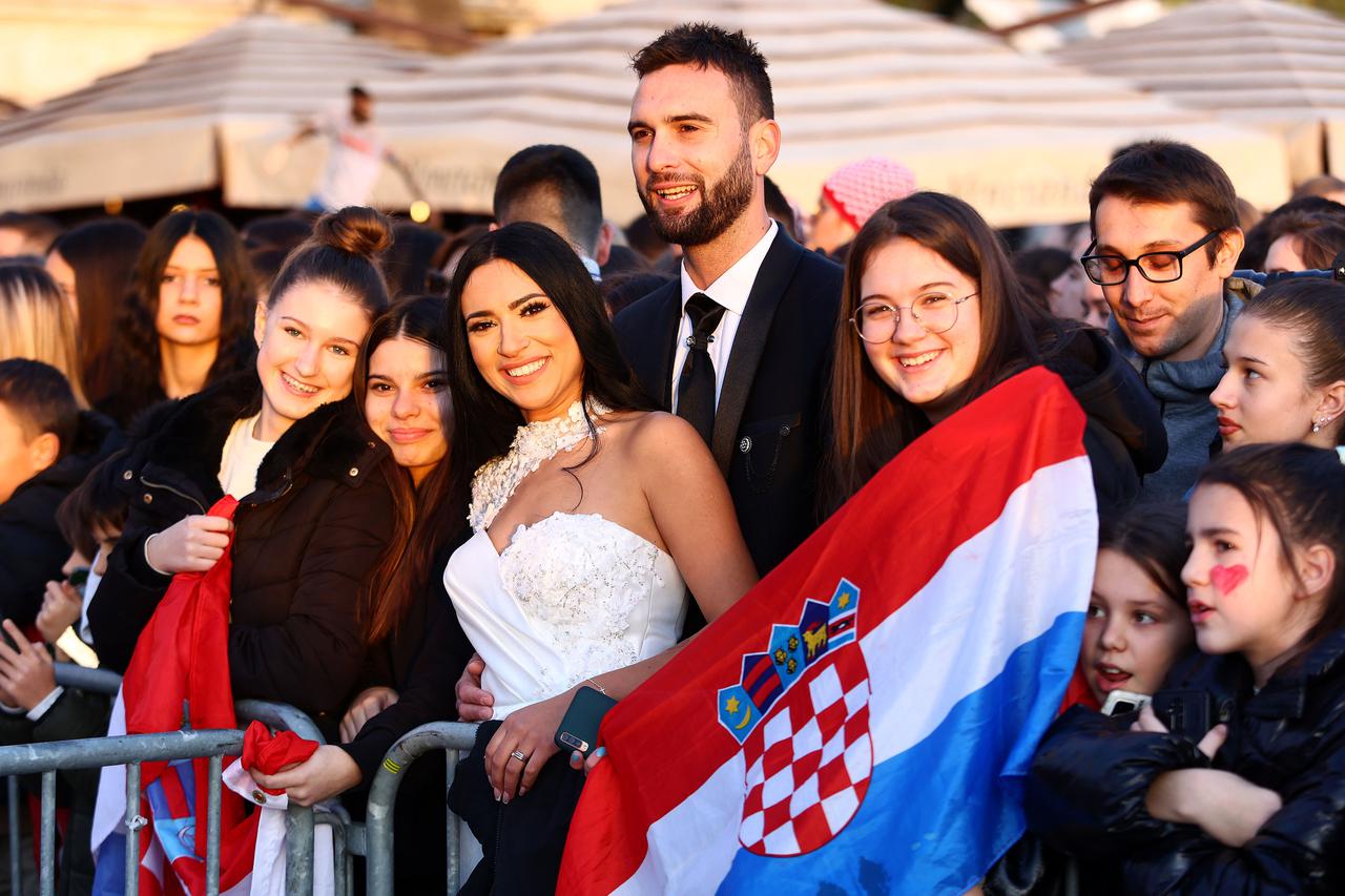 Split: Mladenci stigli na rivu i iščekuju dolazak Vatrenih